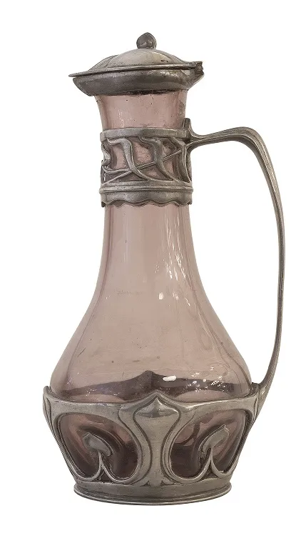 pichet ancien avec un design ornemental à la base