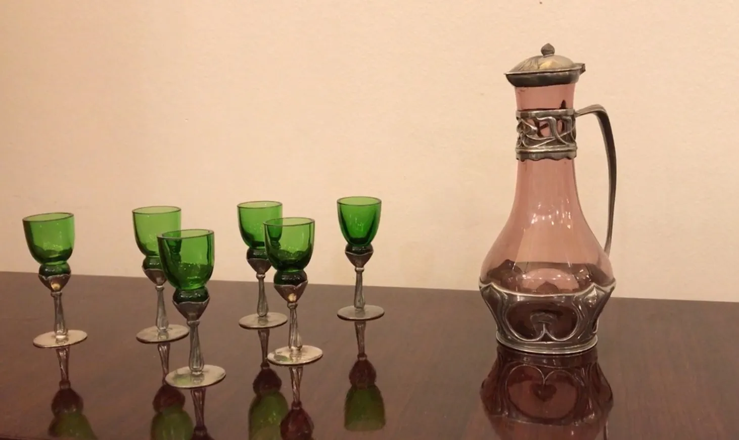 brocca antica con design ornamentale alla base