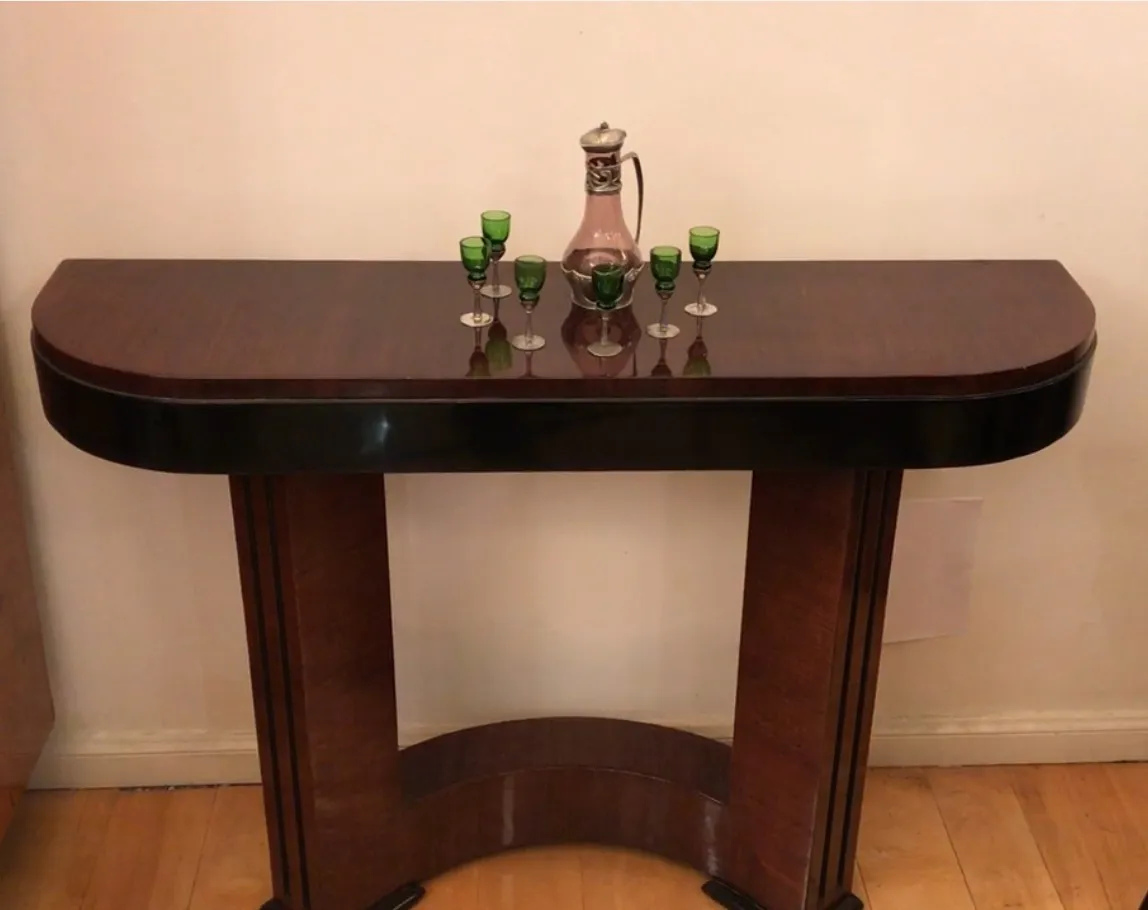 底に装飾的なデザインのある古いイーブリク