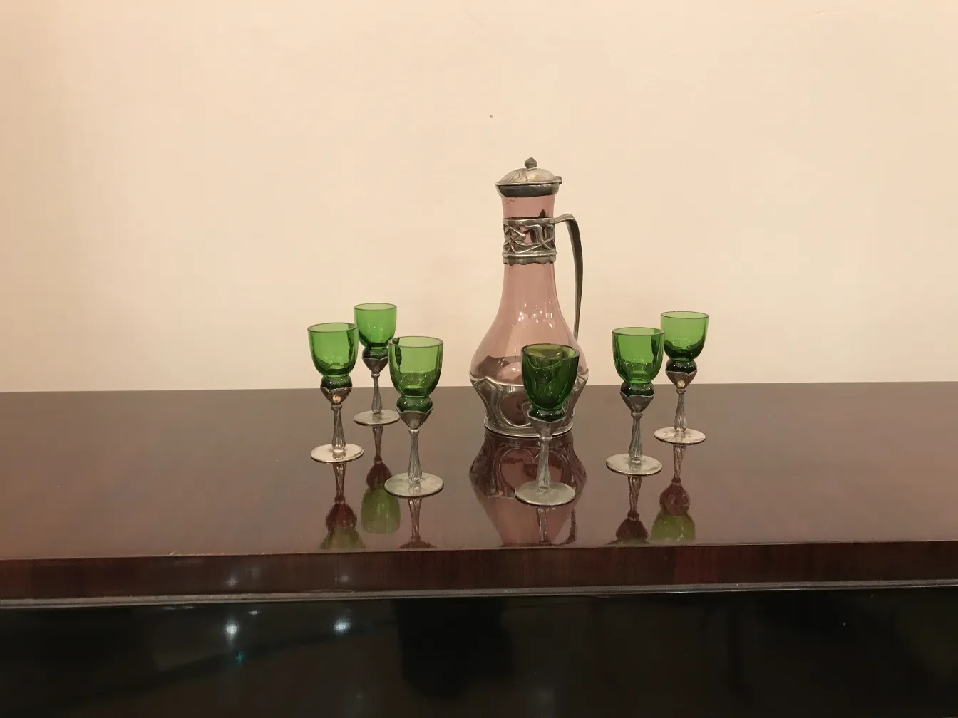 पुरानी घड़ा जिसमें आधार पर सजावटी डिजाइन है