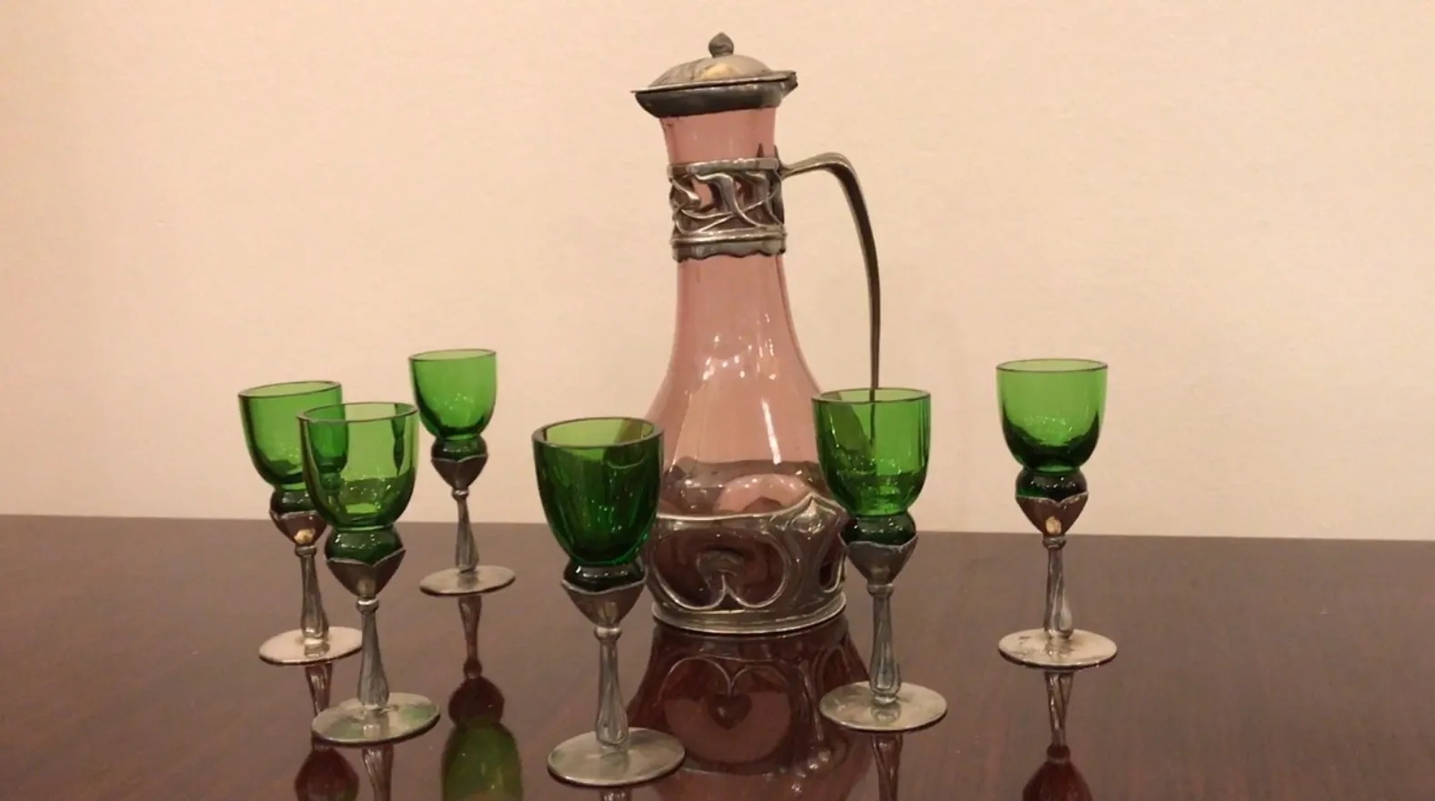 brocca antica con design ornamentale alla base