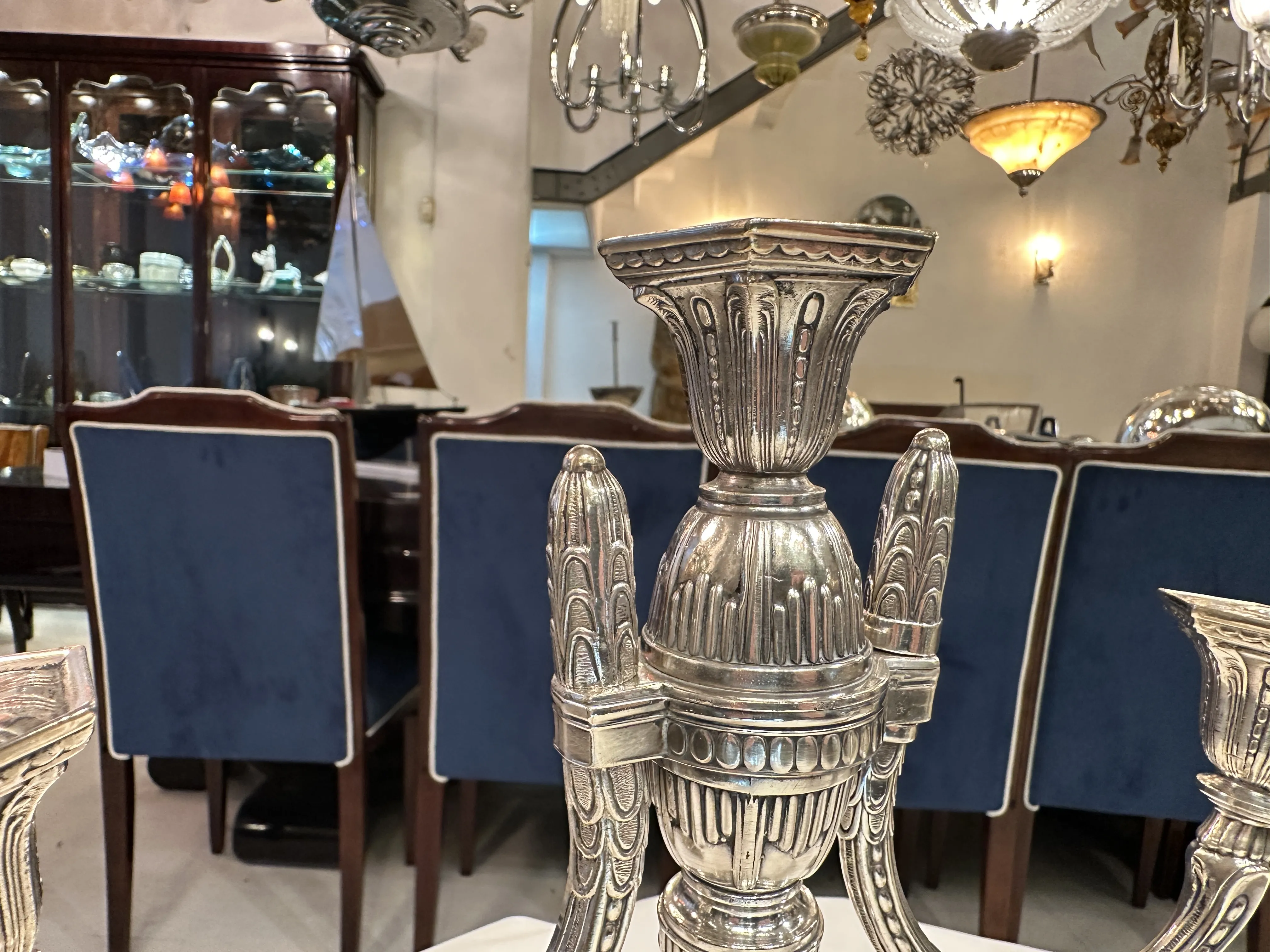 고급스러운 환경의 고풍스러운 촛대 2개와 고급 가구.