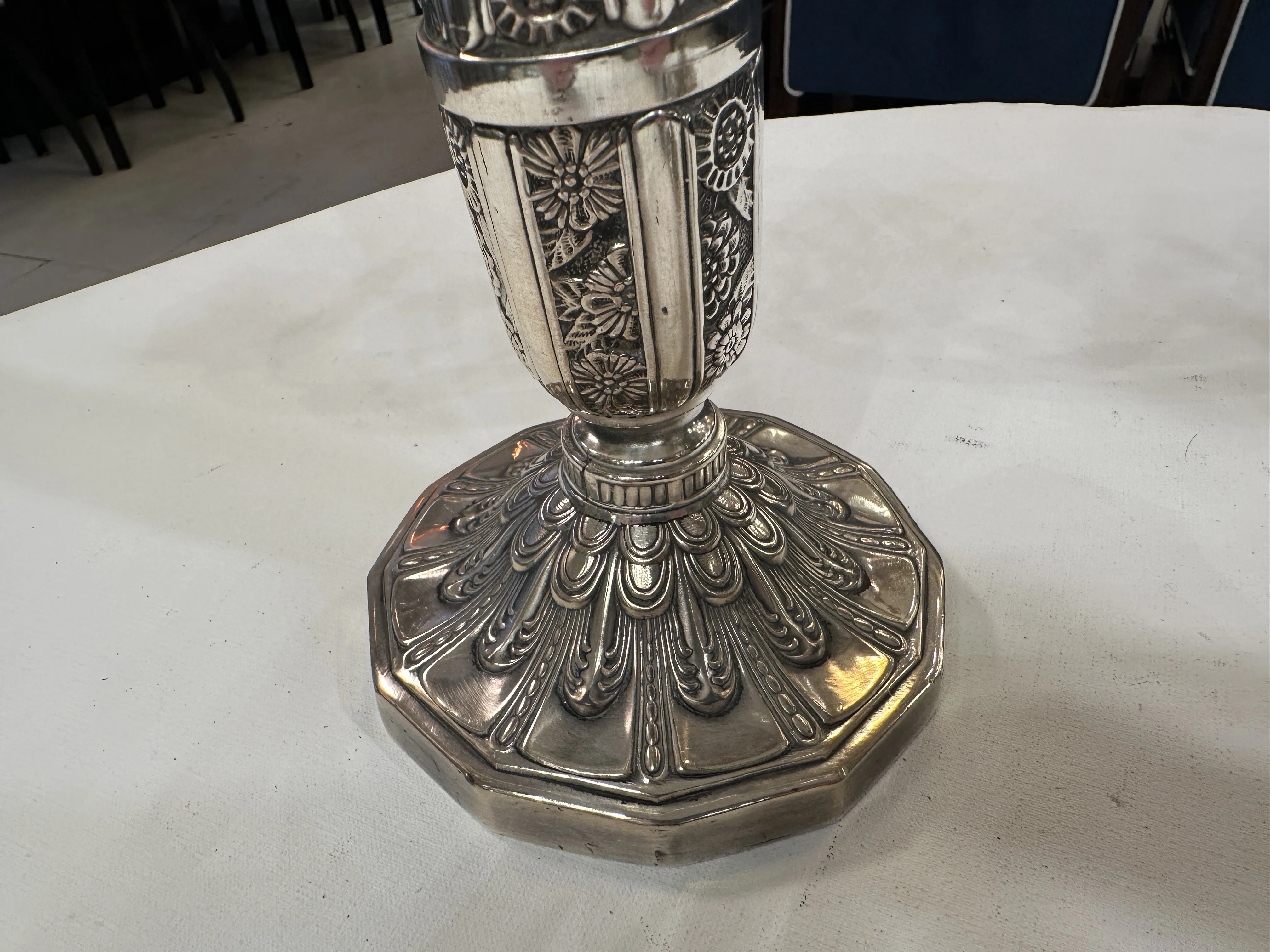 اثنان من الشمعدانات القديمة بتفاصيل زخرفية في القاعدة.