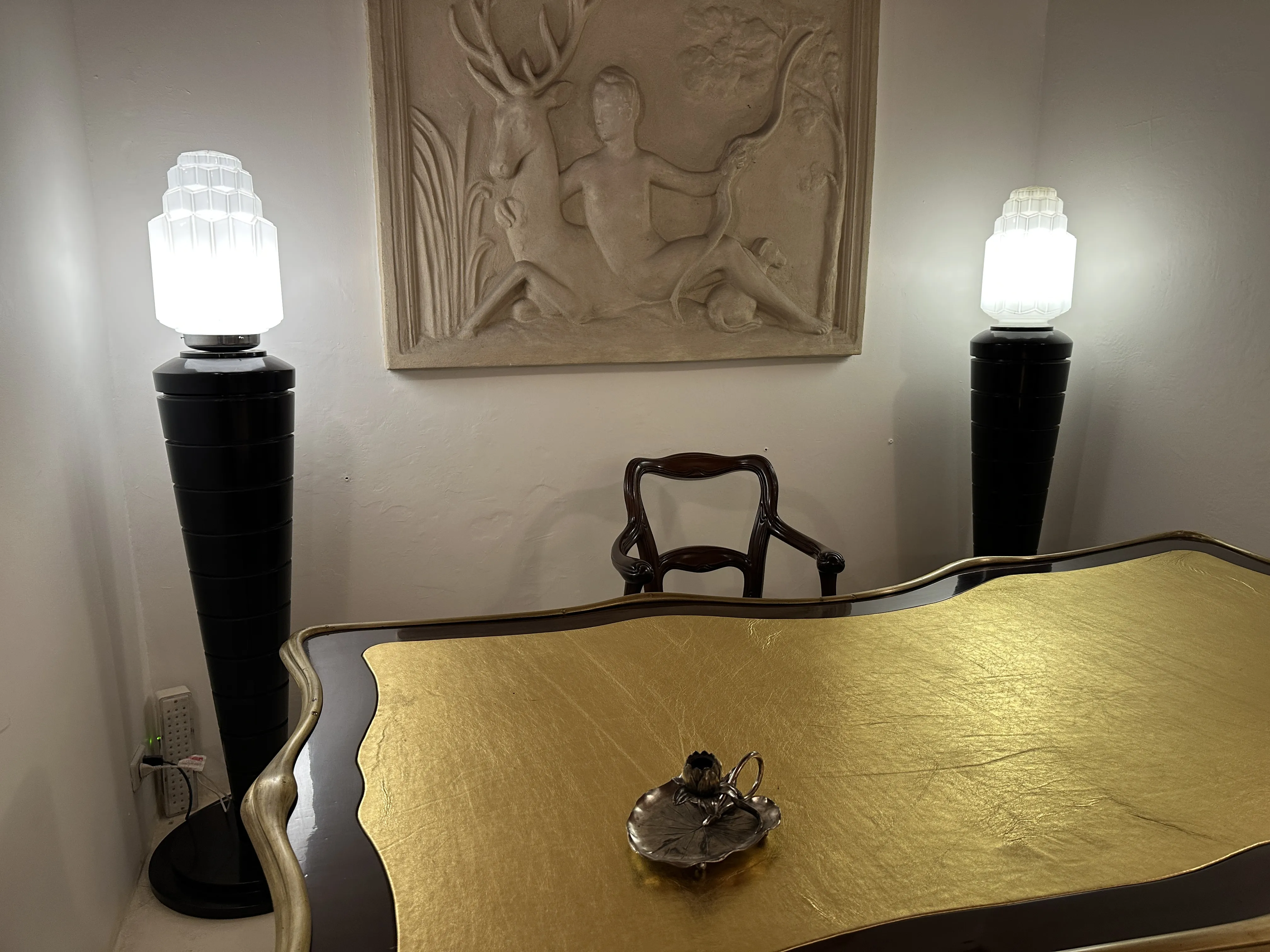 candelabro antigo decorativo em um ambiente elegante