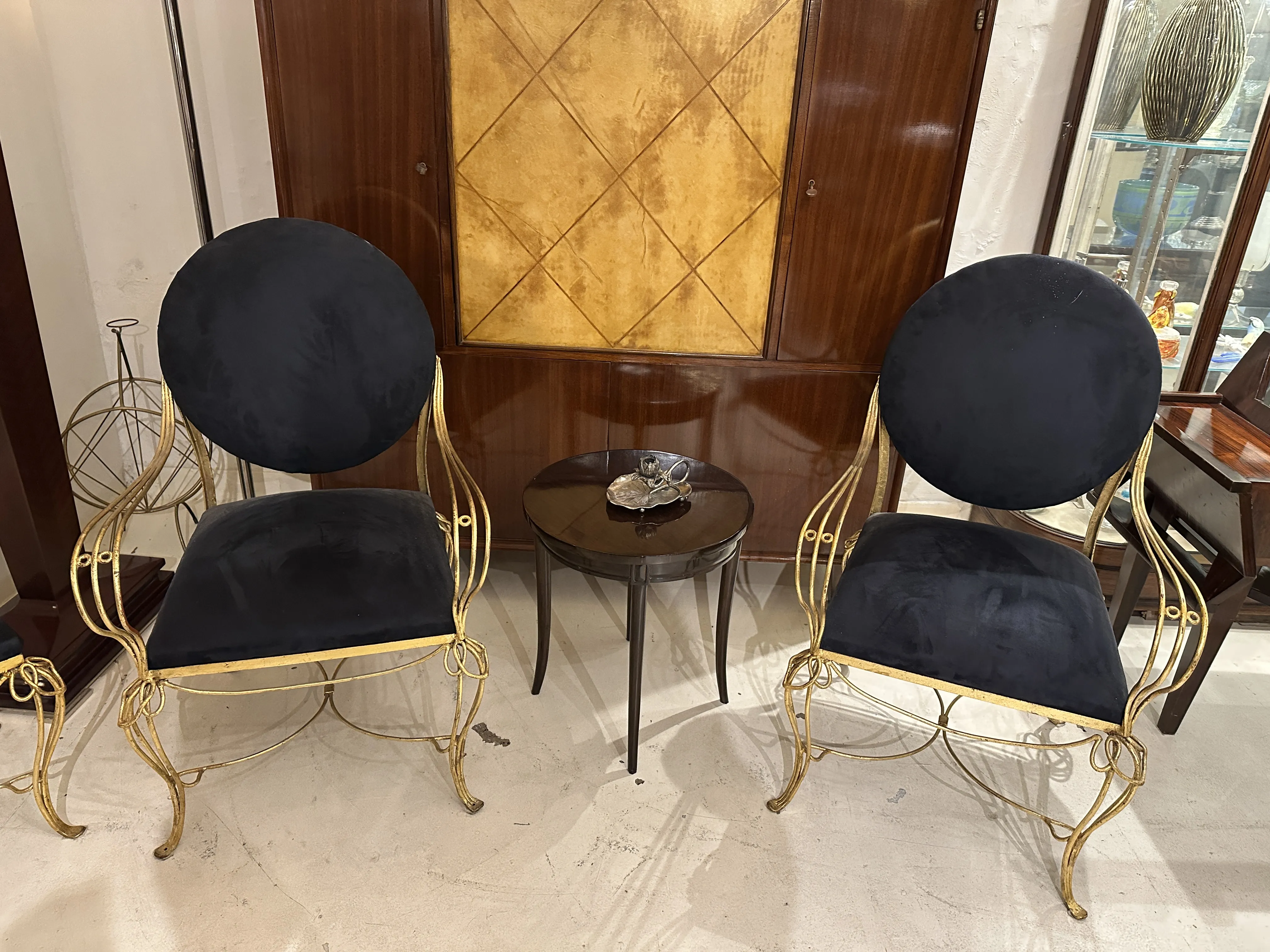古董烛台，表面有装饰细节