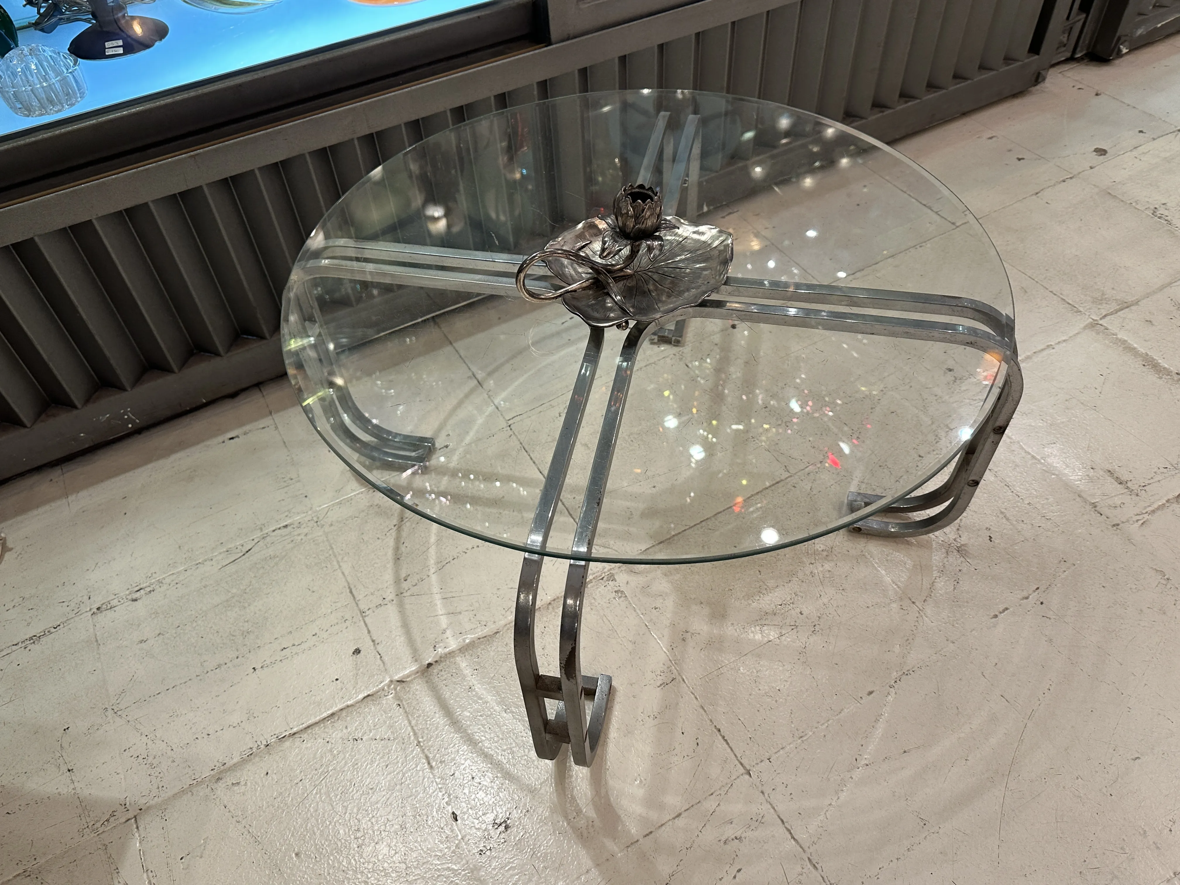 Candelabro antigo decorativo com base de metal e flor