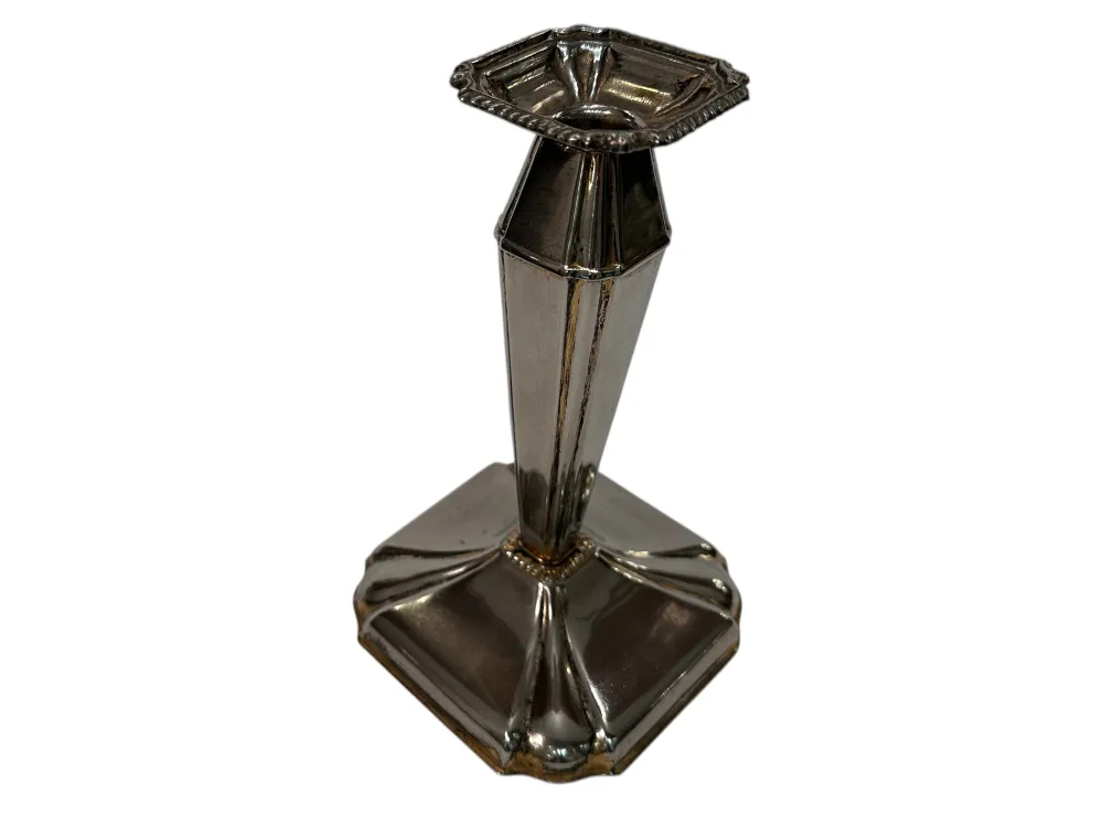 Candelabra antique decorativo con base elegante.