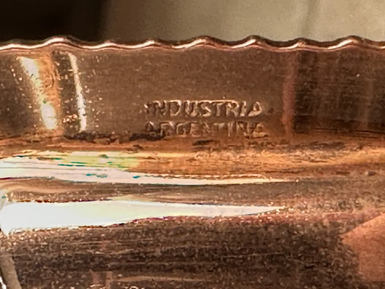 Античный декоративный канделябр с элегантным основанием и симметричным дизайном.