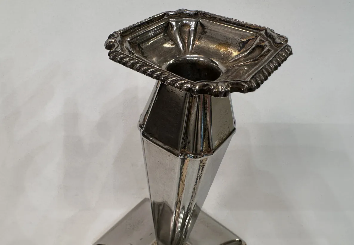 Candelabra antique decorativo con base elegante.