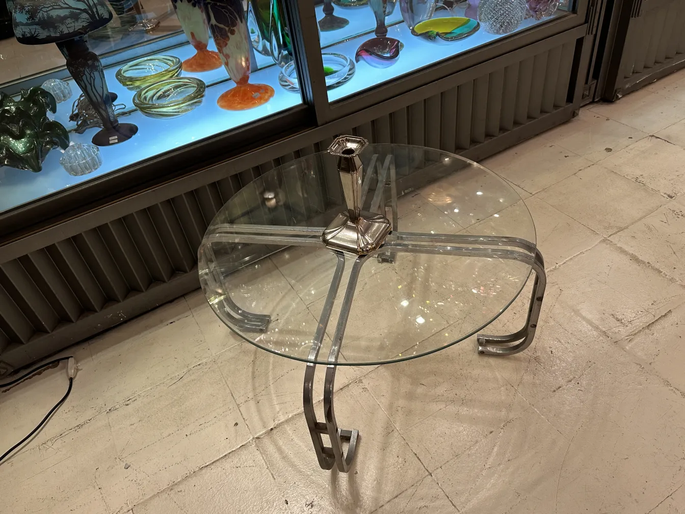 古董装饰烛台，具有优雅的底座和对称设计。