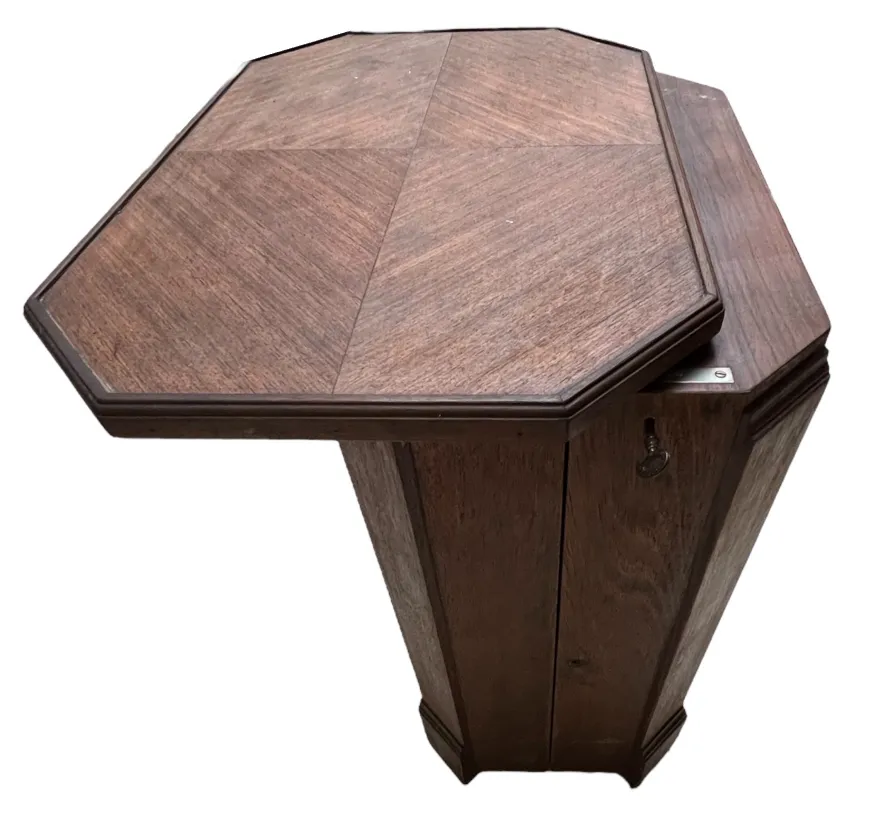 Meuble à cocktail ancien au design octogonal dans un cadre élégant.