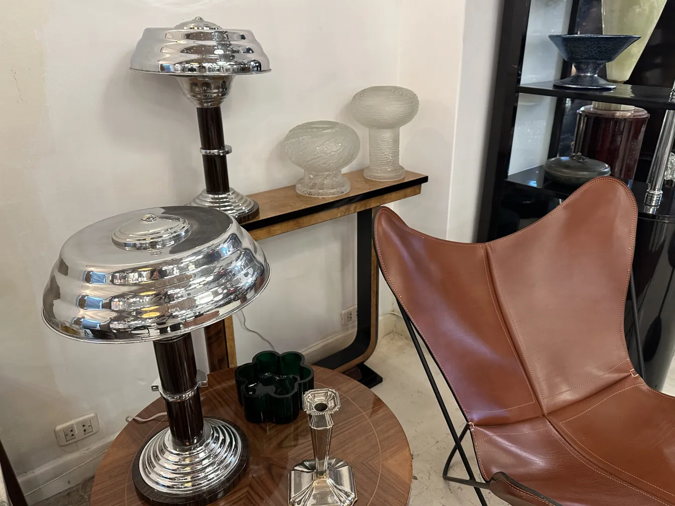 Candelabro antigo com base elegante e design simétrico.
