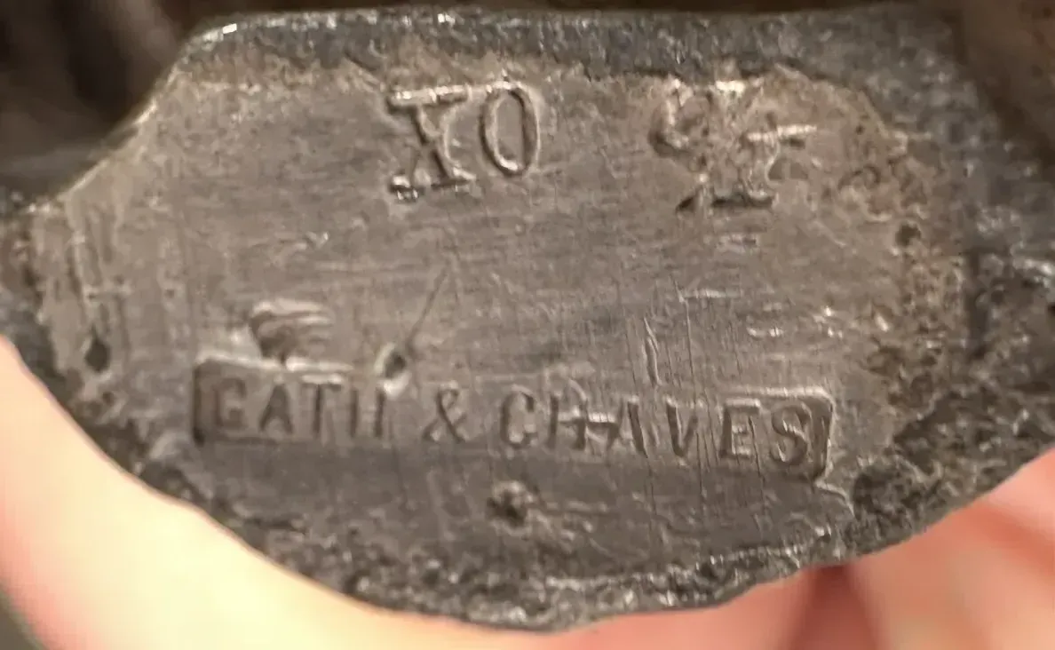 candelabro antico con figura decorativa e dettagli artistici