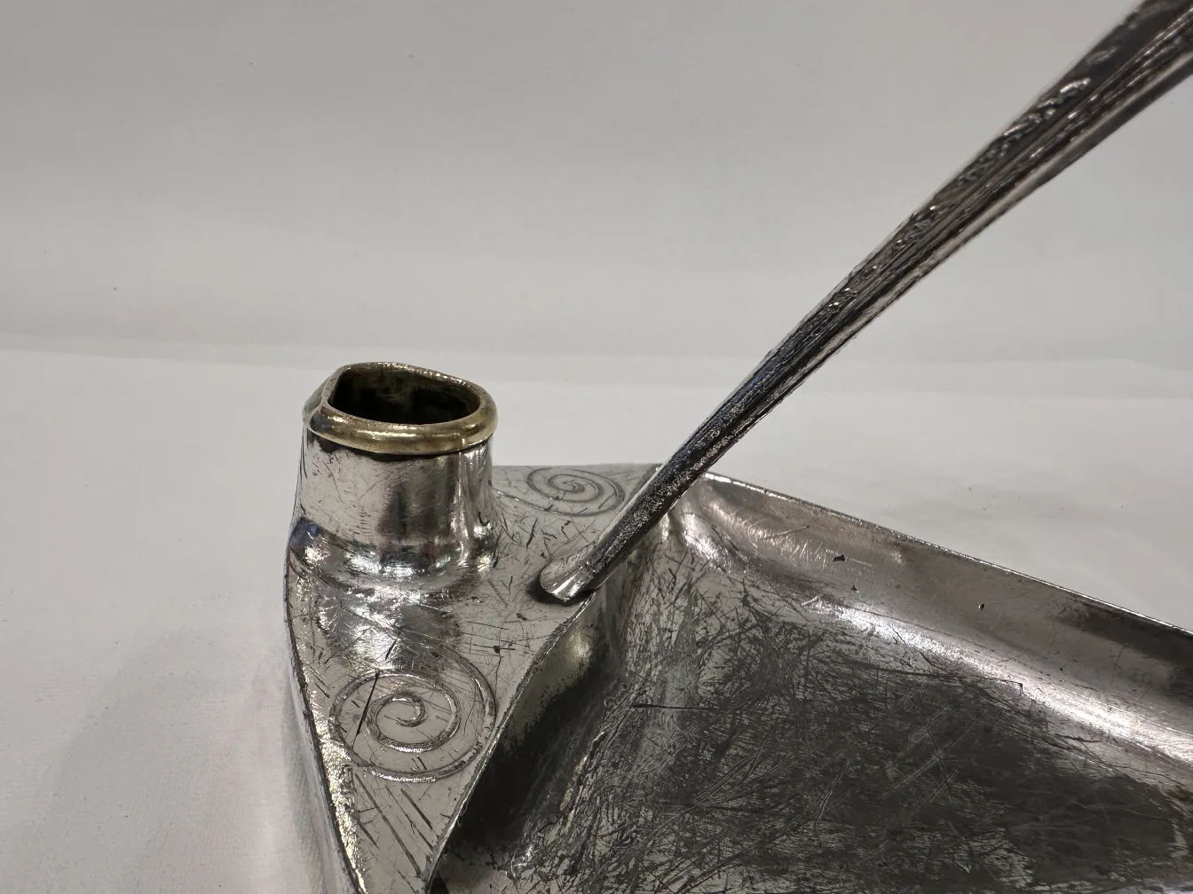 古老的烛台，带有装饰性图案和艺术细节