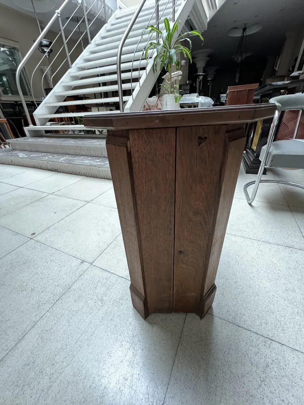 Antiquarischer Cocktailschrank mit elegantem Design in zeitgemäßem Ambiente.