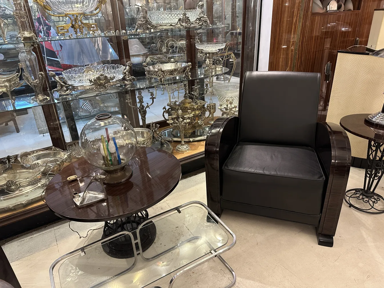 candelabro antiguo con figura decorativa y detalles artísticos