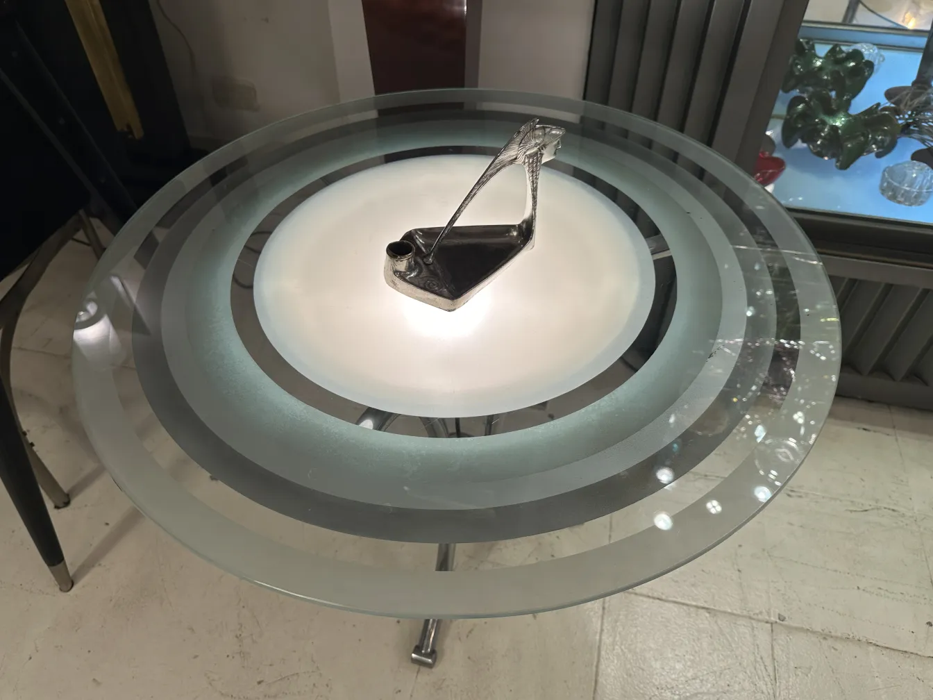 candelabre ancien avec figure décorative et détails artistiques