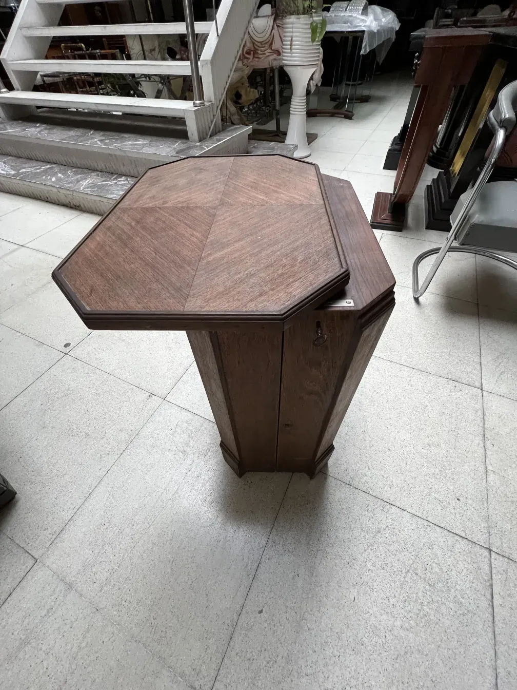 Mueble bar antiguo con diseño elegante y moderno