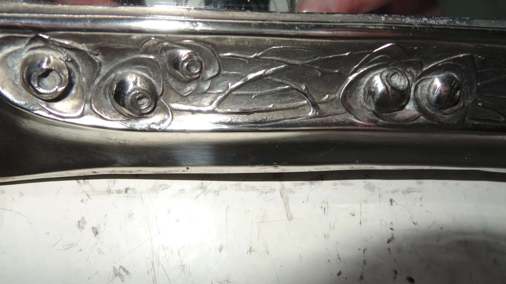 miroir ancien avec un cadre orné et un style élégant