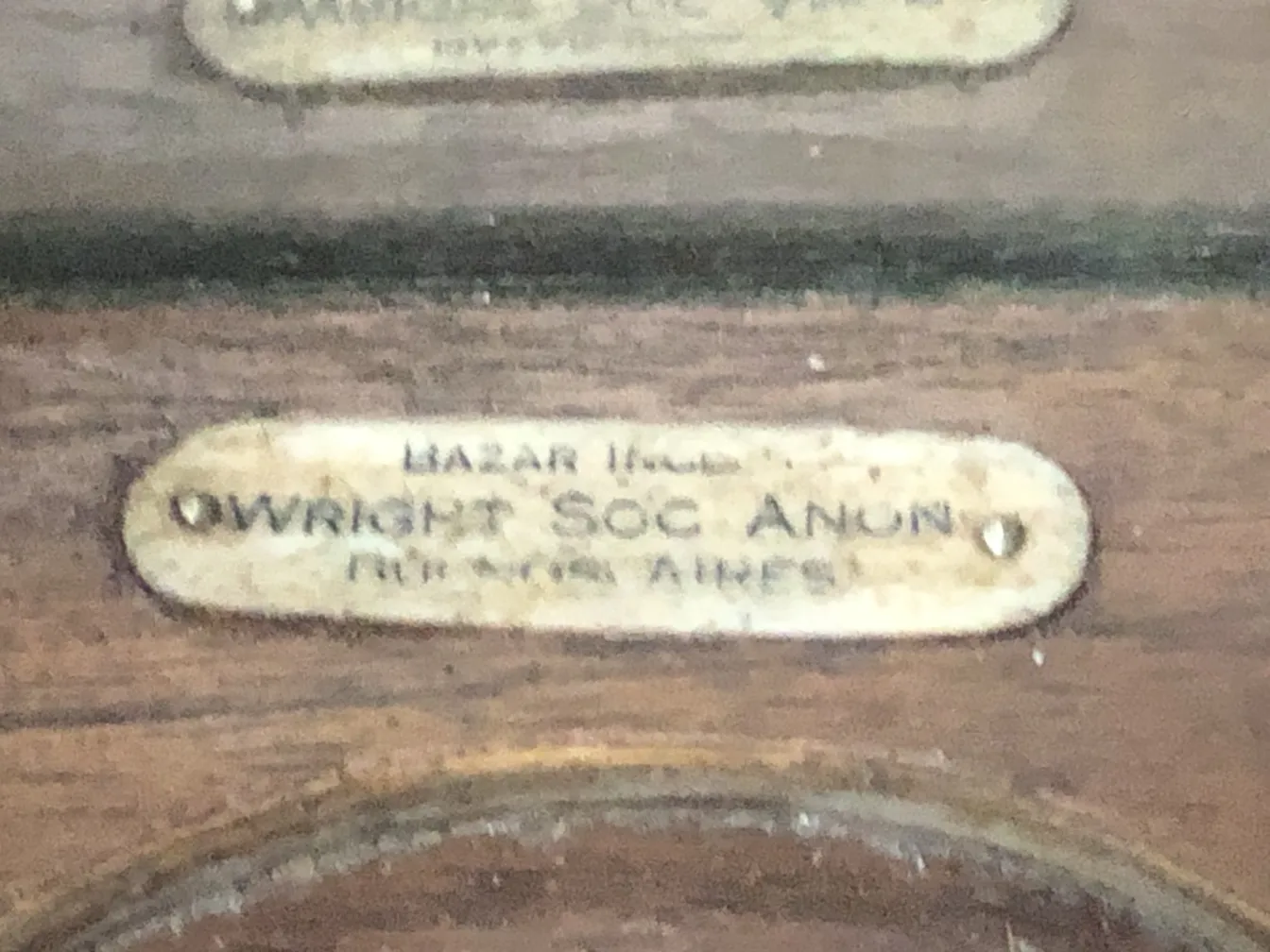 Антикварный бар от Wright Soc. Anon с видимыми деталями в уютной обстановке.