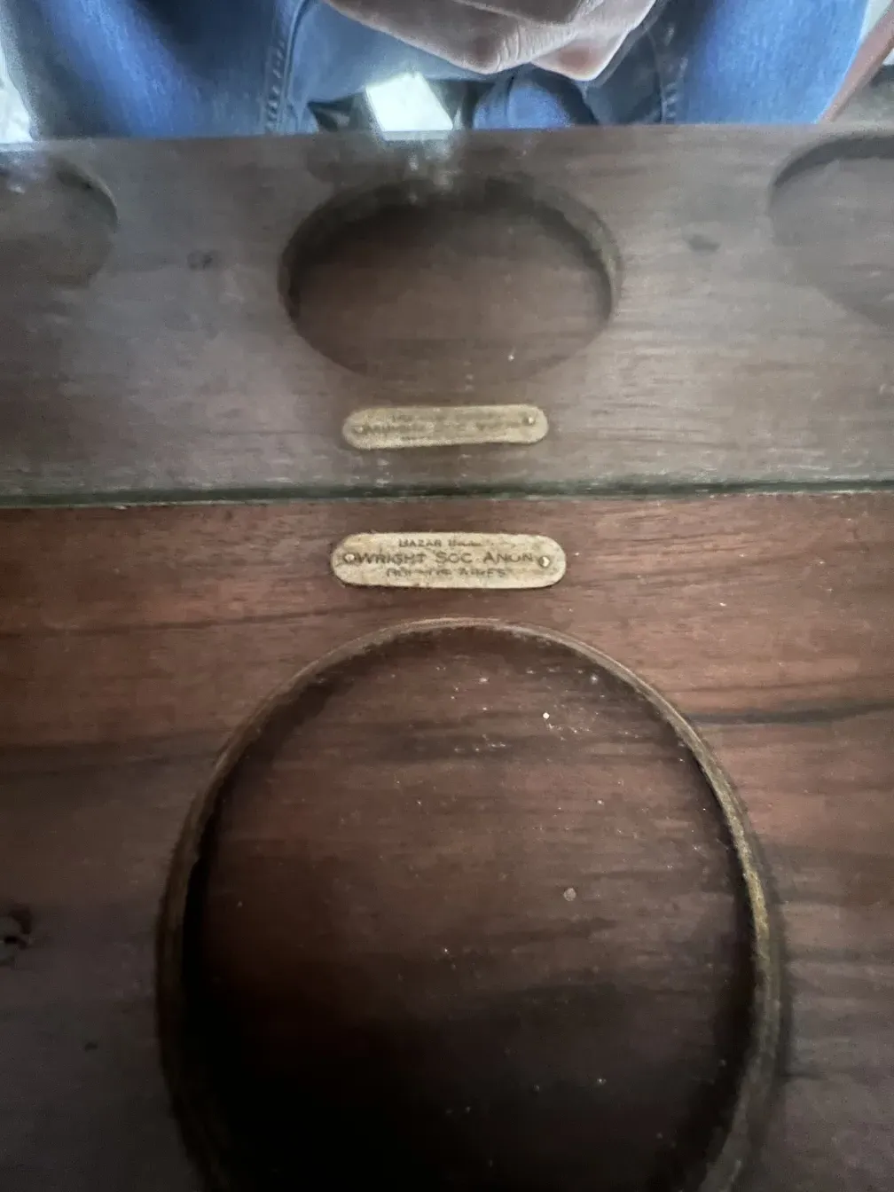 Alter Cocktailschrank mit Inschriften in ländlicher Umgebung.