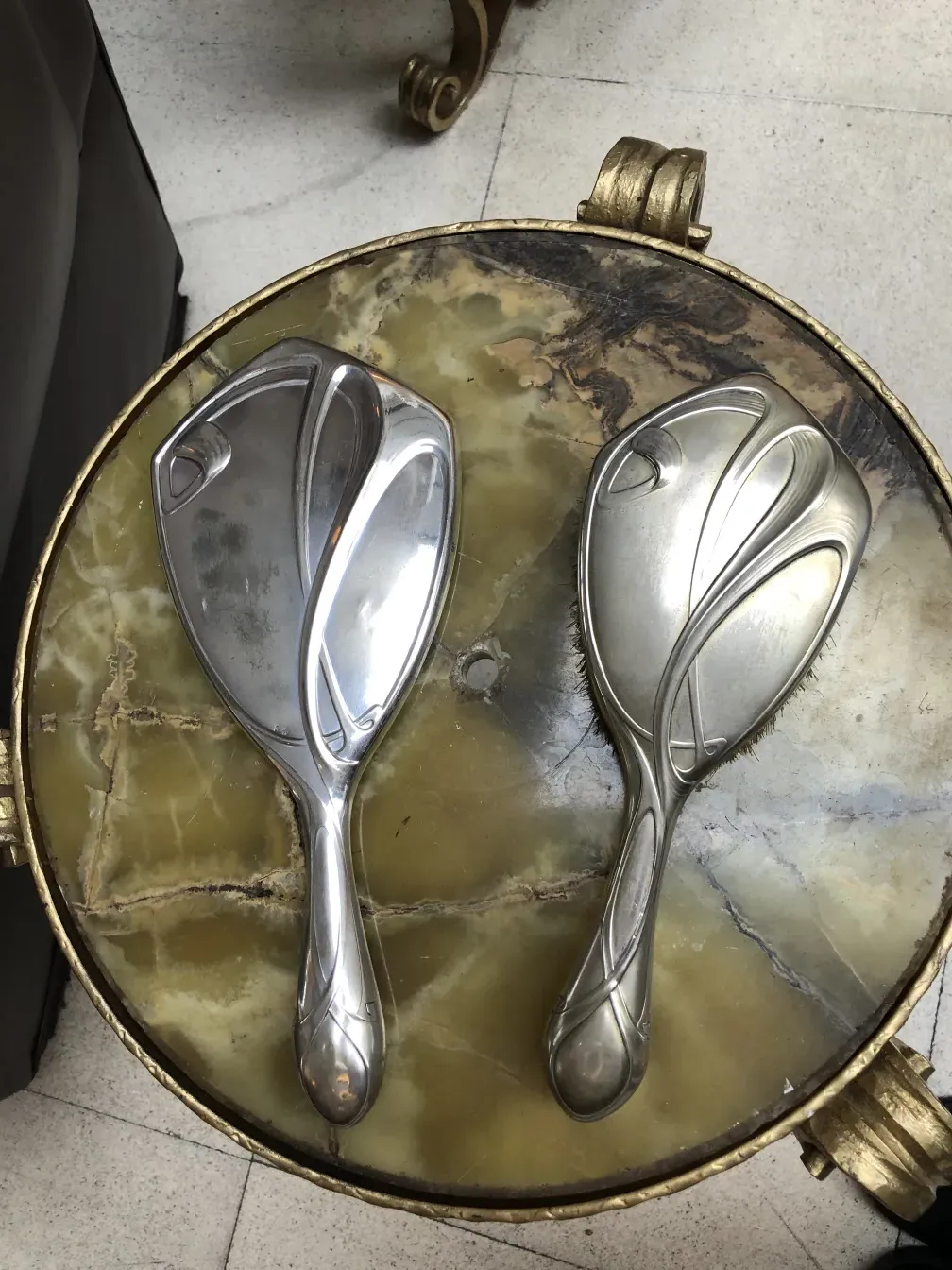Specchio a mano antico con design elegante