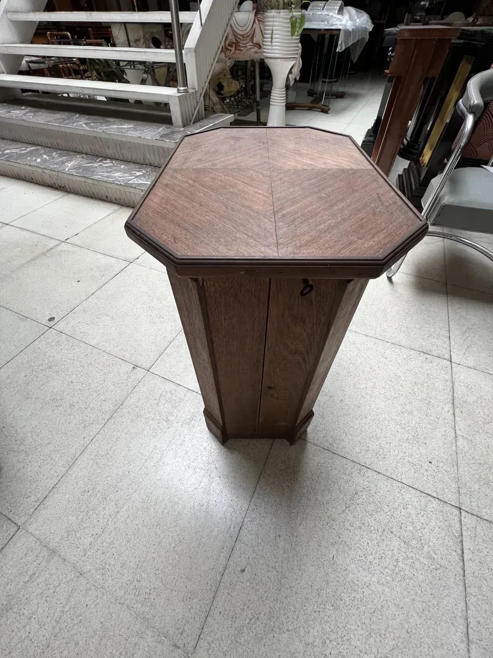 Mobile bar antico in legno con design geometrico