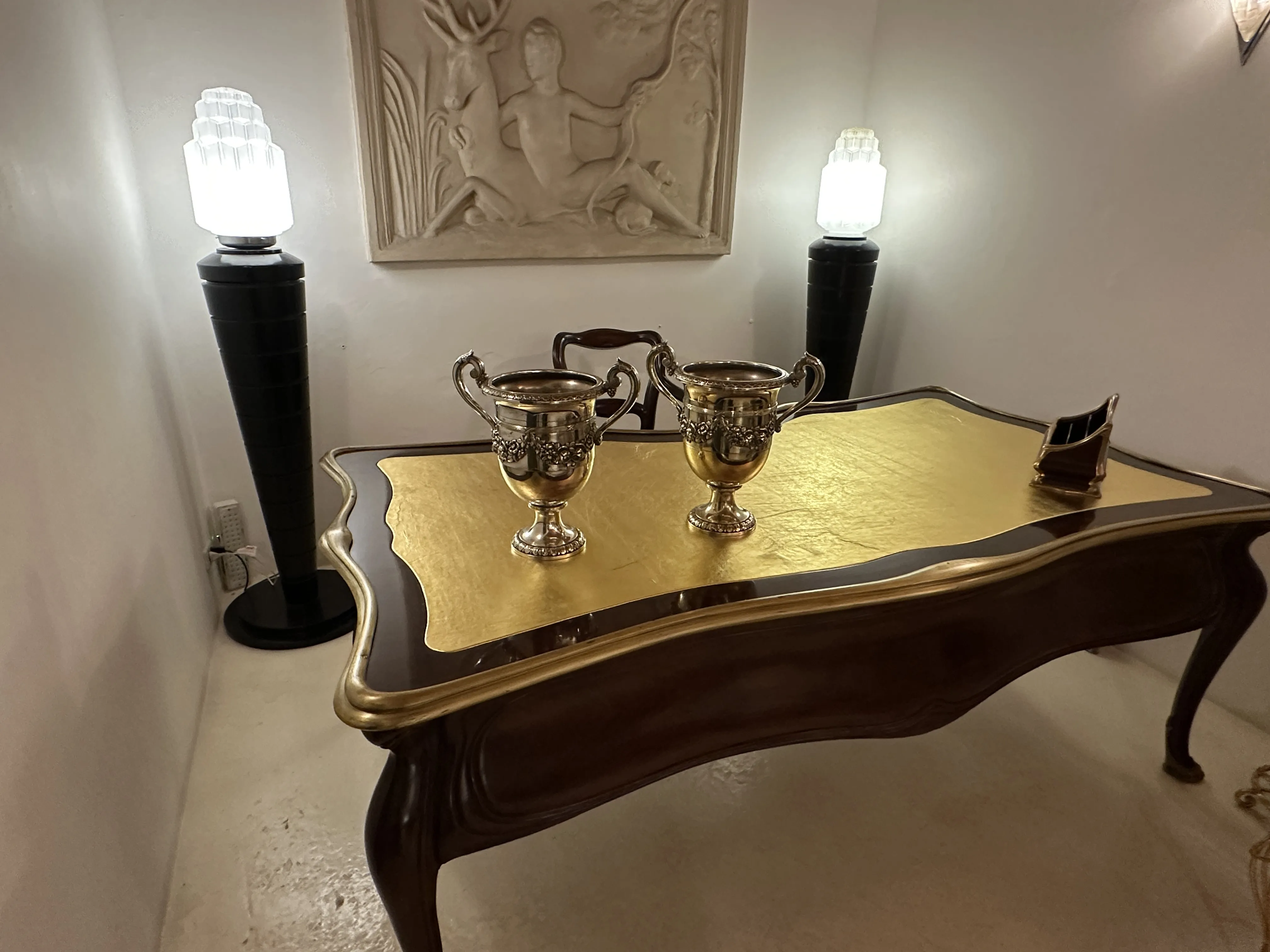 deux seaux à champagne anciens wmfs sur une table dorée