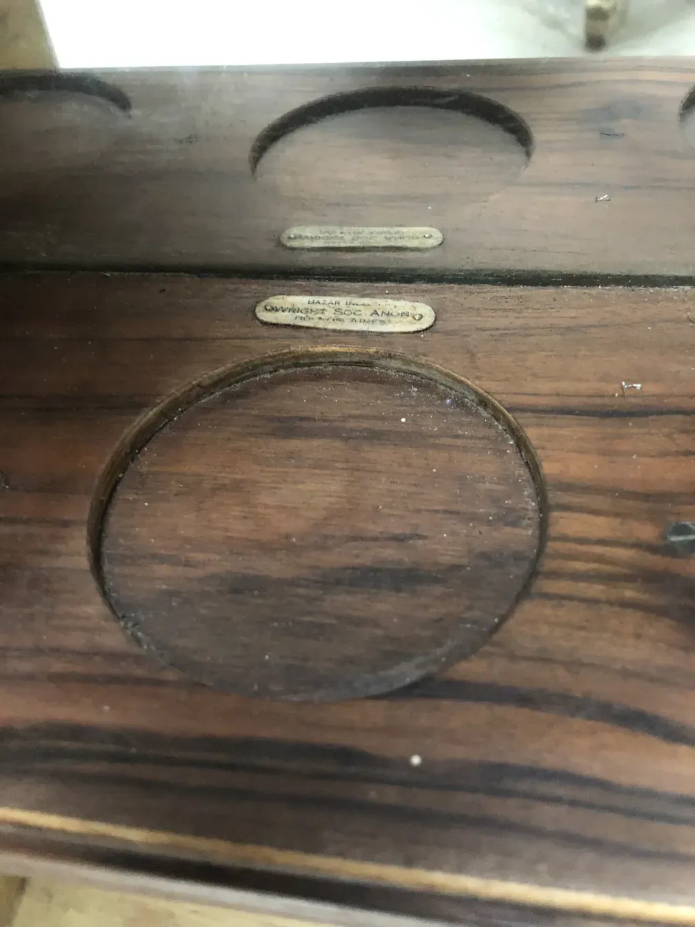 Mobile bar antico con dettagli in legno e accessori visibili.