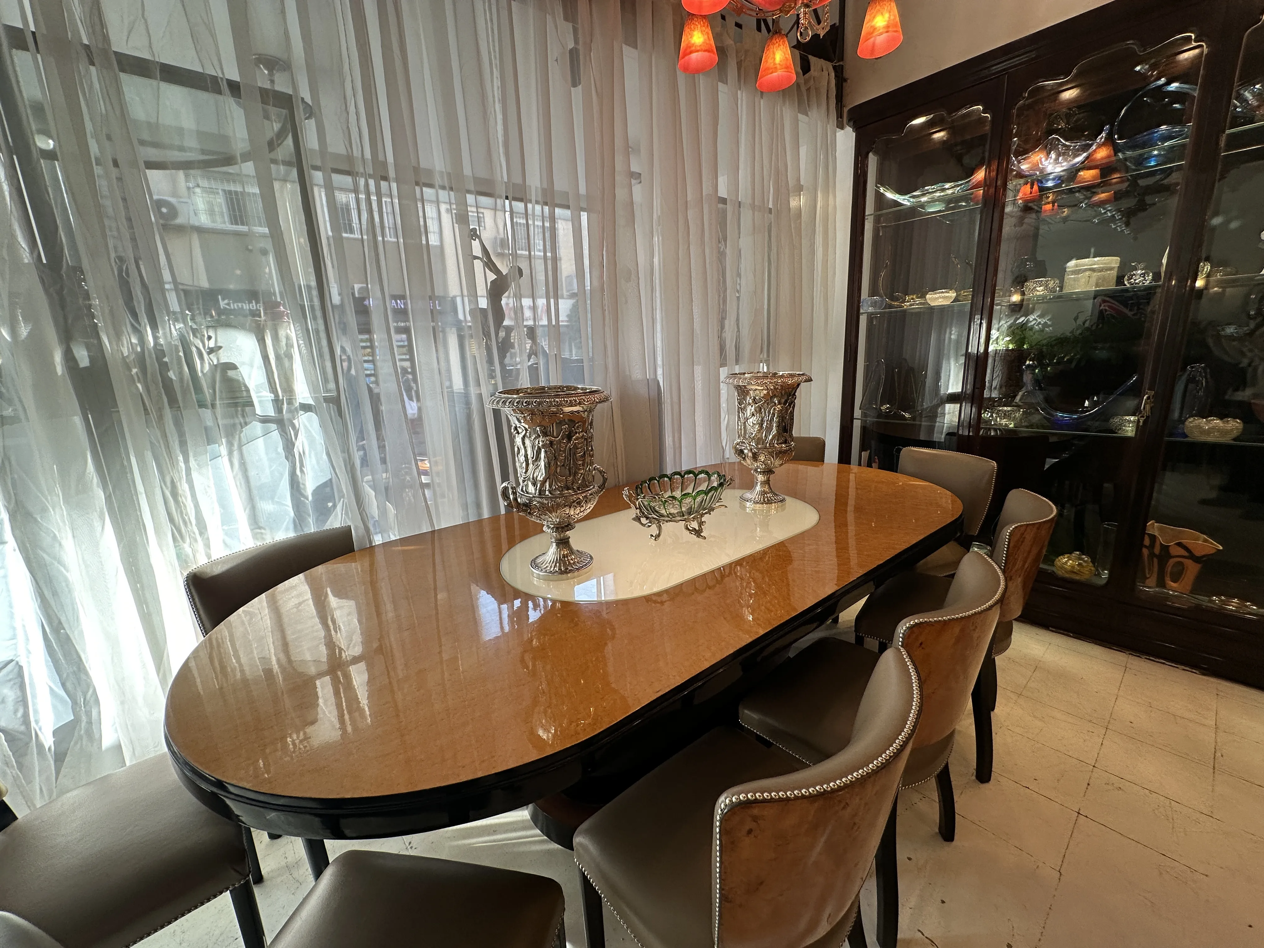 2 champanhes WMF antigos em uma mesa elegante com detalhes decorativos