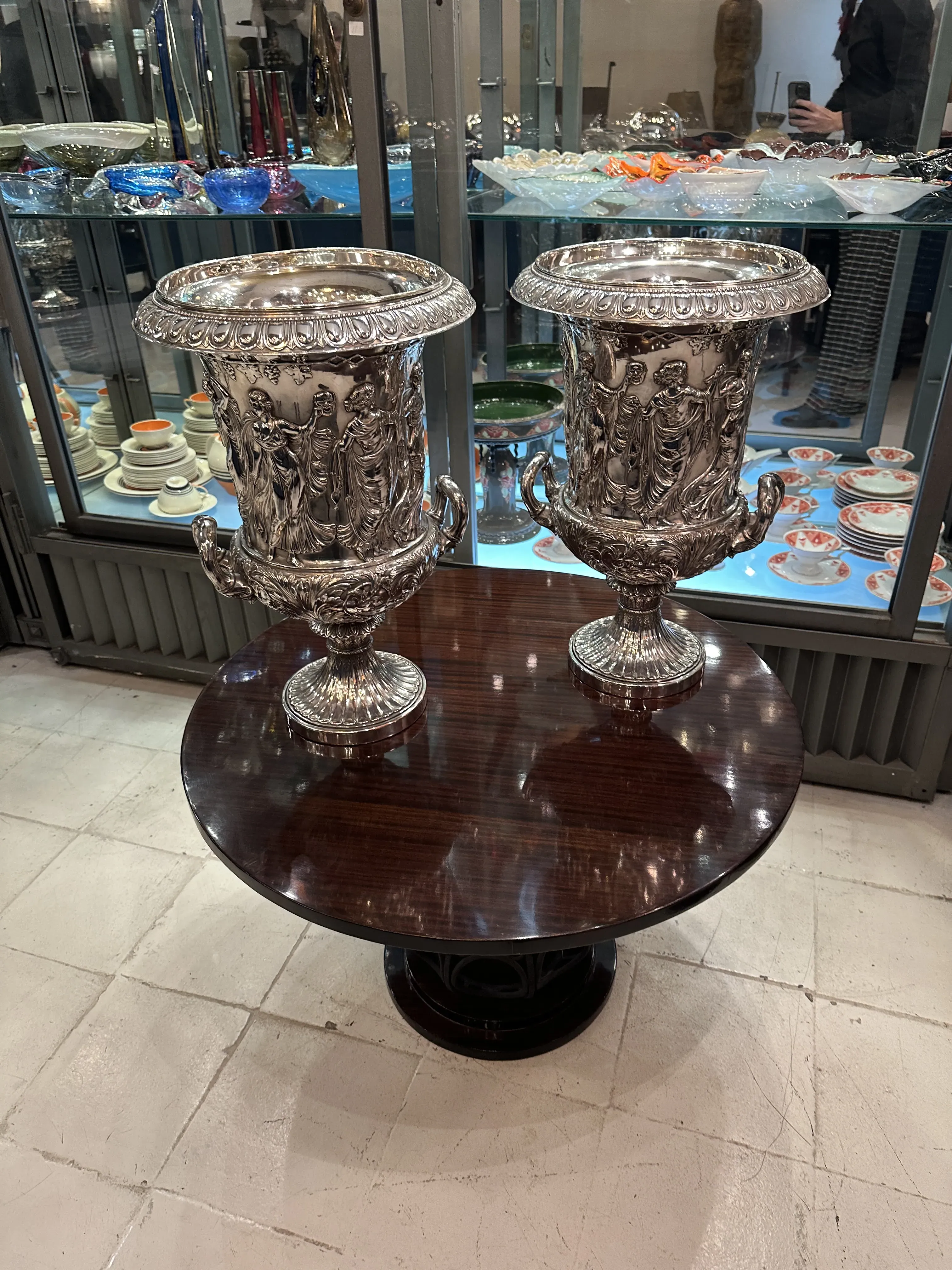 dos chamapaneras antiguas en una mesa elegante