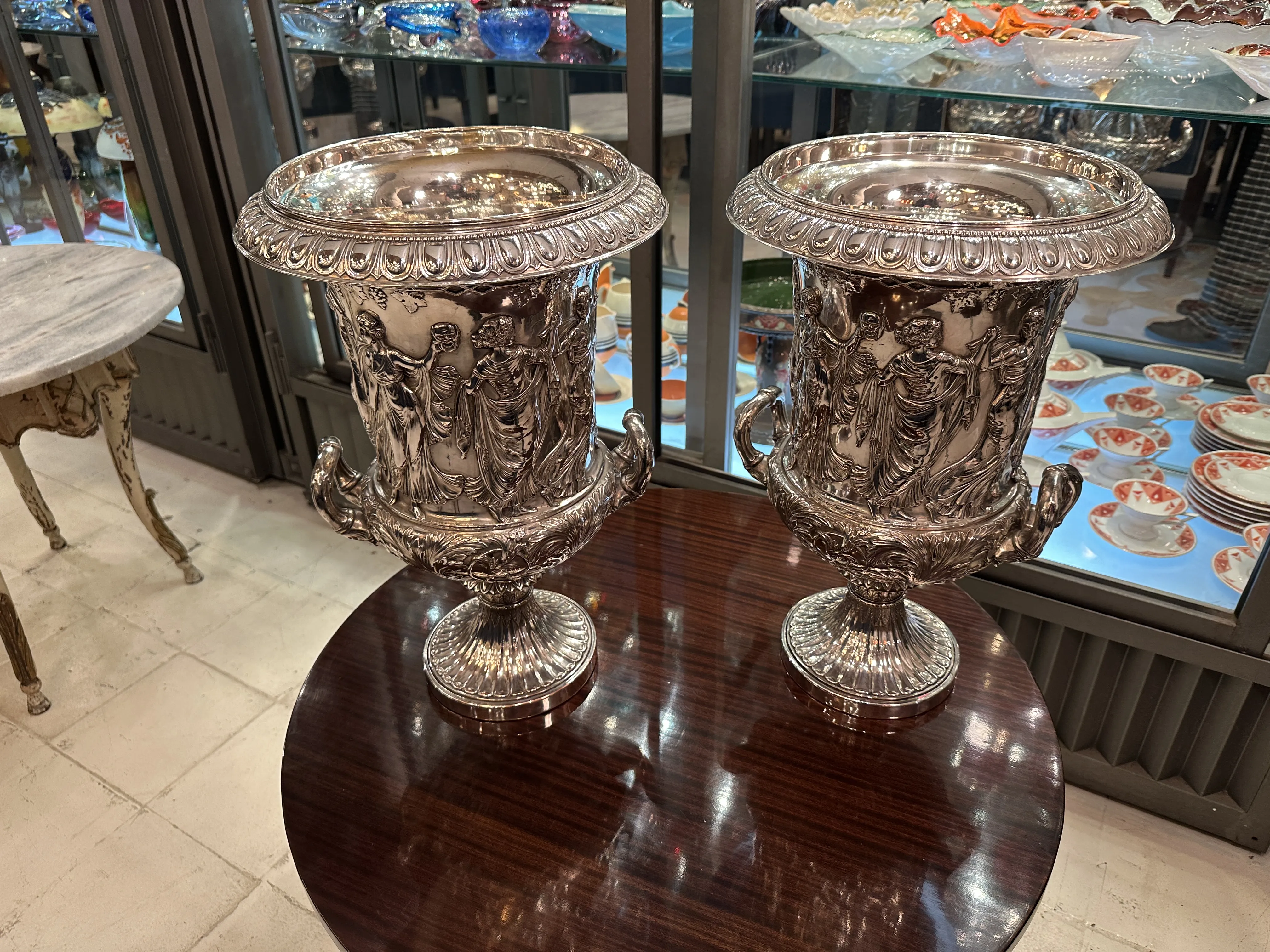Dos champaneras antiguas con detalles decorativos en un ambiente clásico