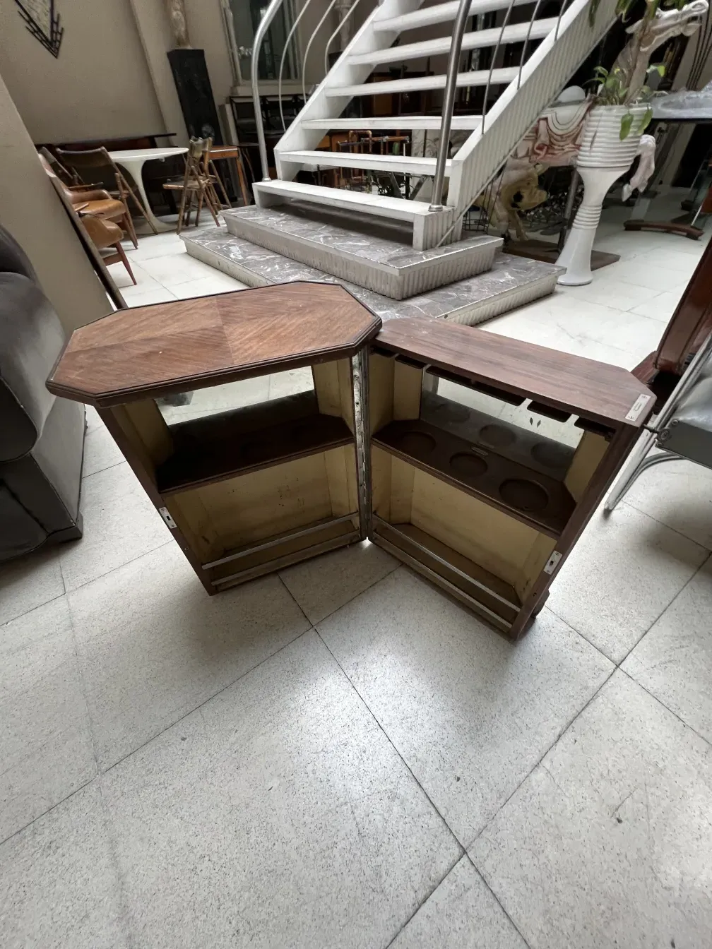 Antiker Cocktailschrank mit zwei Fächern in einem klassischen Umfeld.