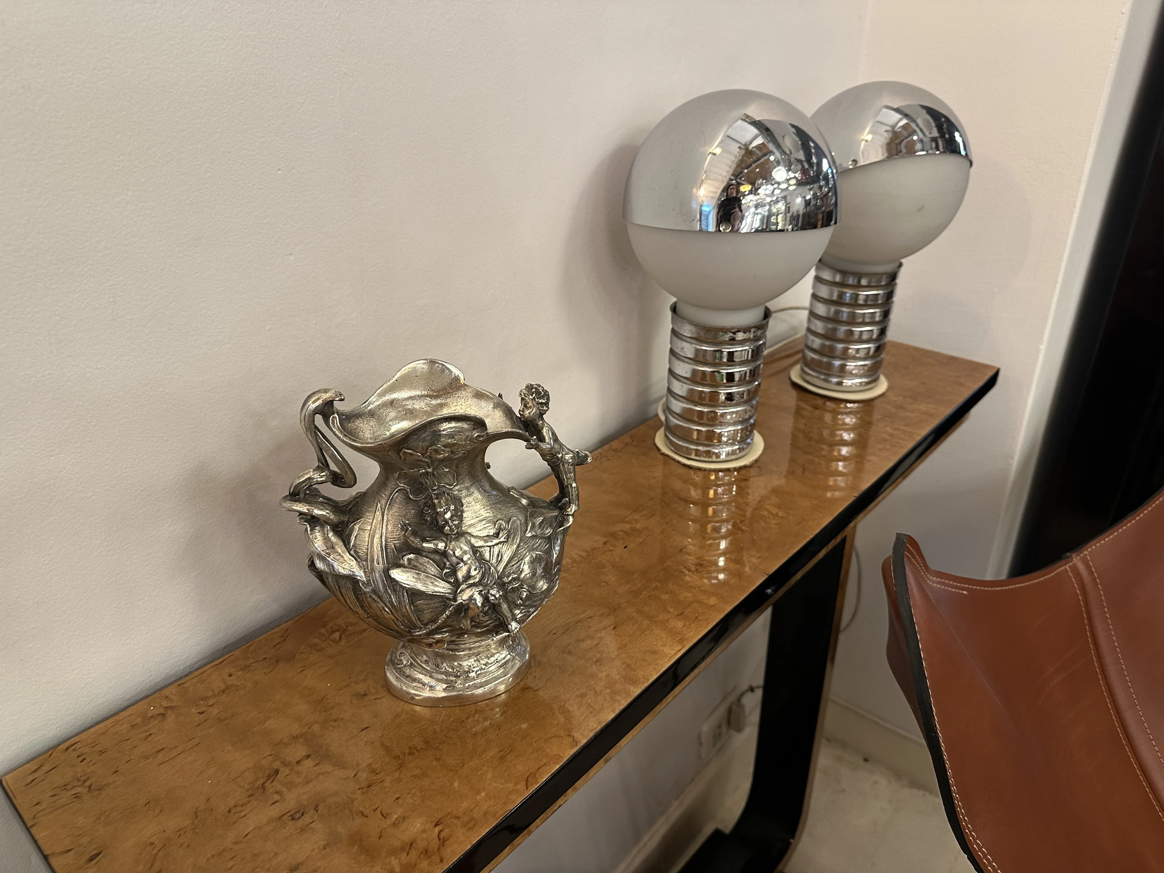 carafe antique avec détails en relief
