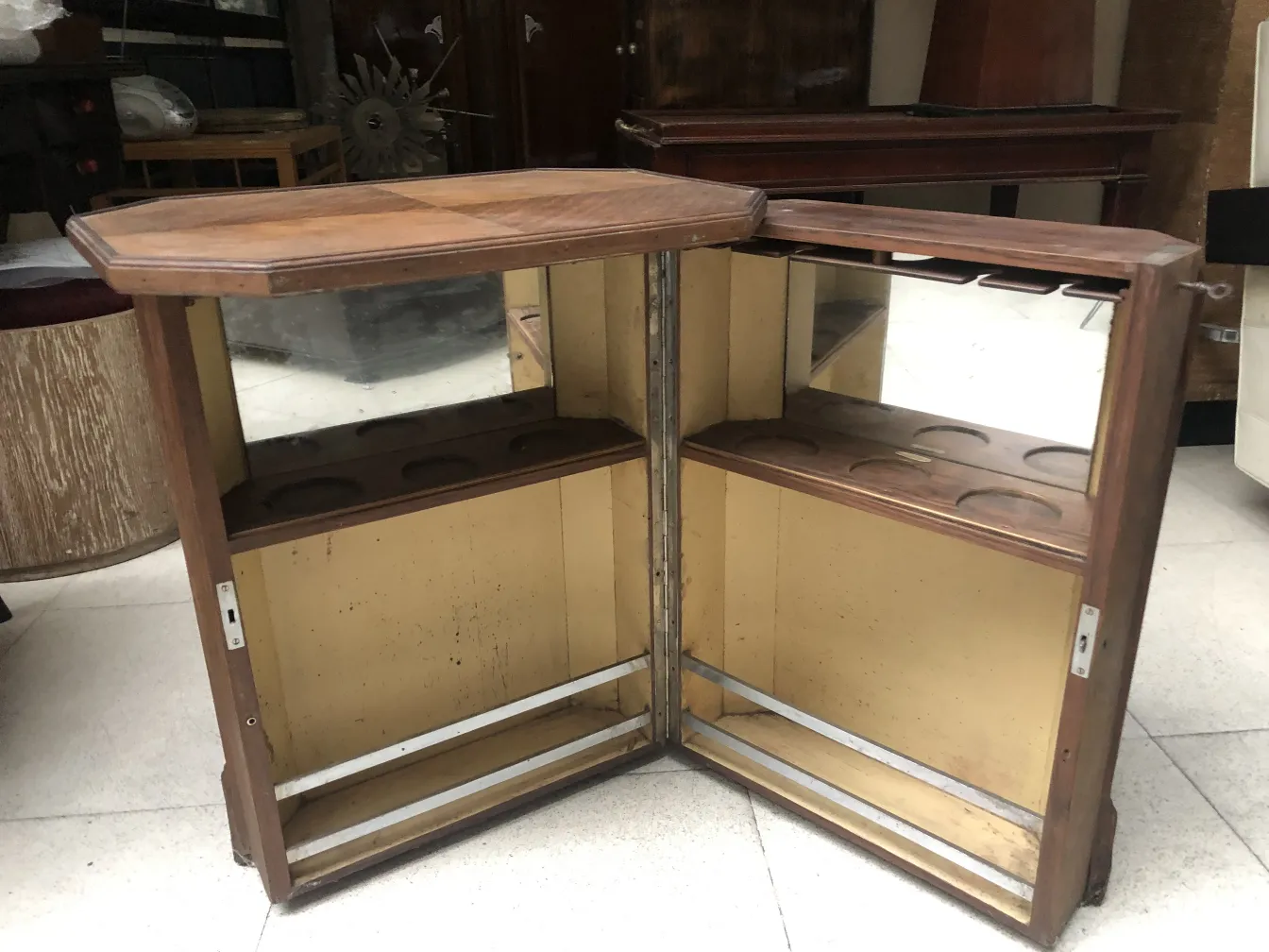 Mueble bar antiguo con espejo y estructura de madera