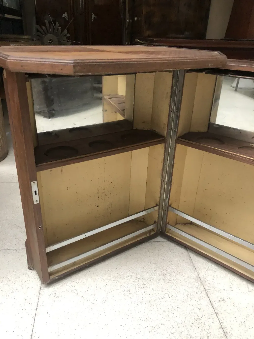 Antiker Cocktailschrank mit Spiegel, Holzoberfläche und nostalgischem Design