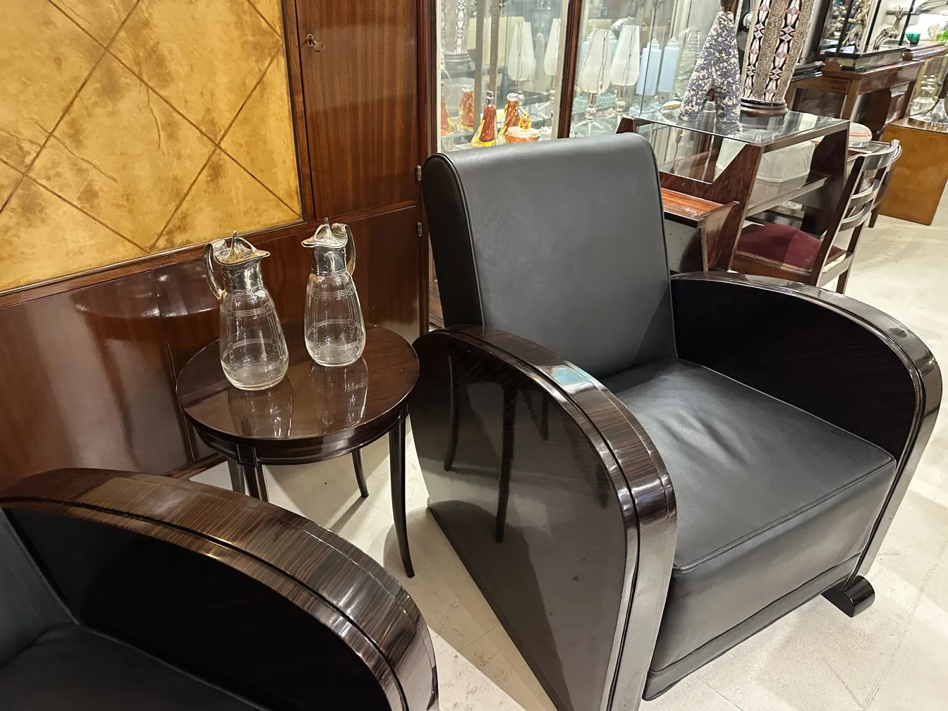 اثنان من أباريق WMF القديمة بتفاصيل زخرفية وتصميم أنيق في بيئة كلاسيكية.