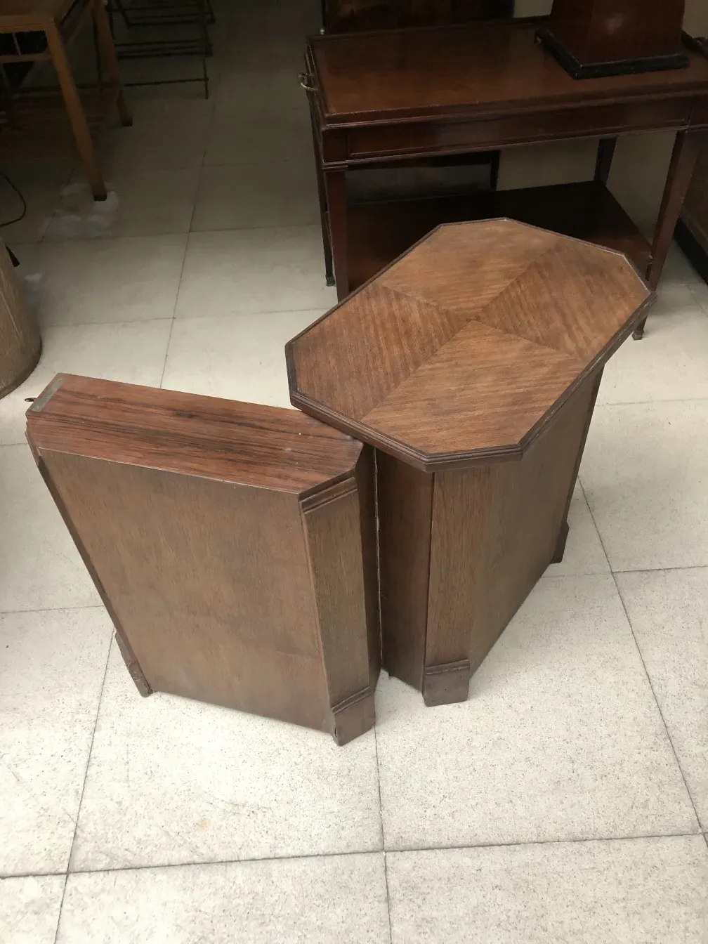 Bar aparador antigo hexagonal com design clássico, ambiente elegante.