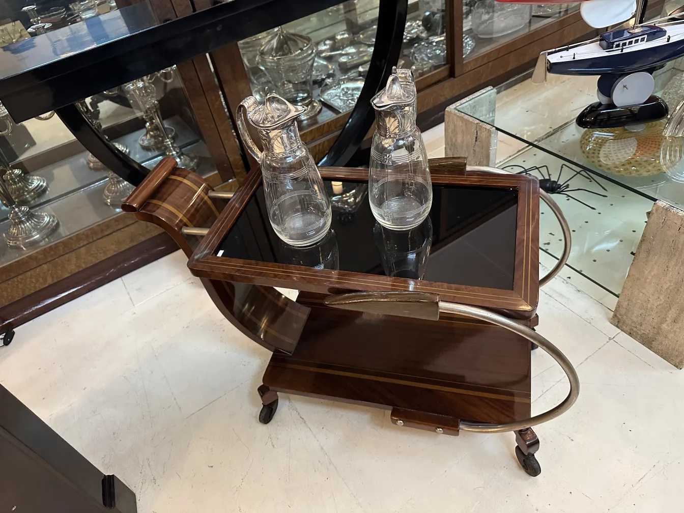 Zwei antike WMF Krüge mit dekorativen Details und einem eleganten Design in einer klassischen Umgebung.