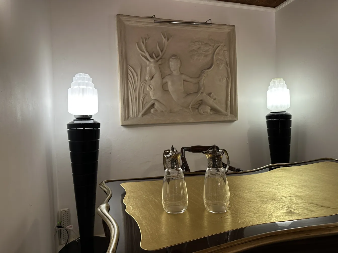 Duas jarras antigas WMF com detalhes decorativos e um design elegante em um ambiente clássico.