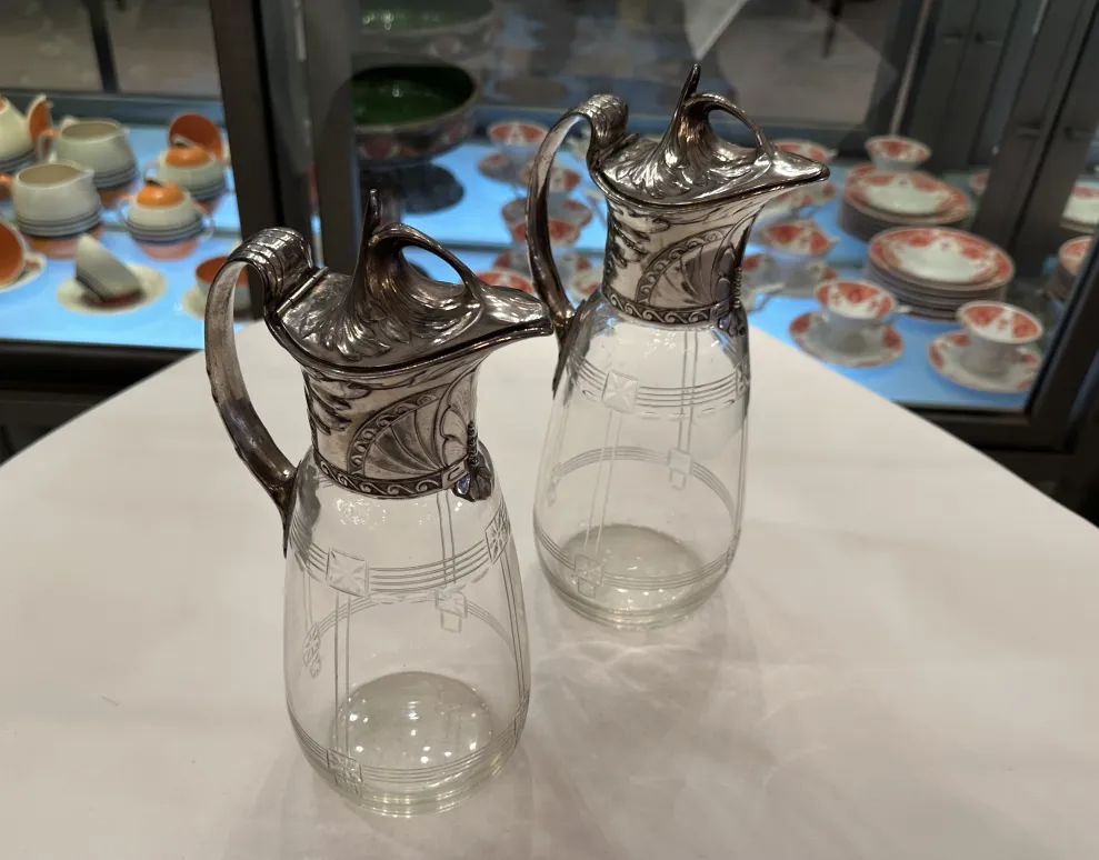 Due brocche antiche WMF con dettagli decorativi e un design elegante in un ambiente classico.