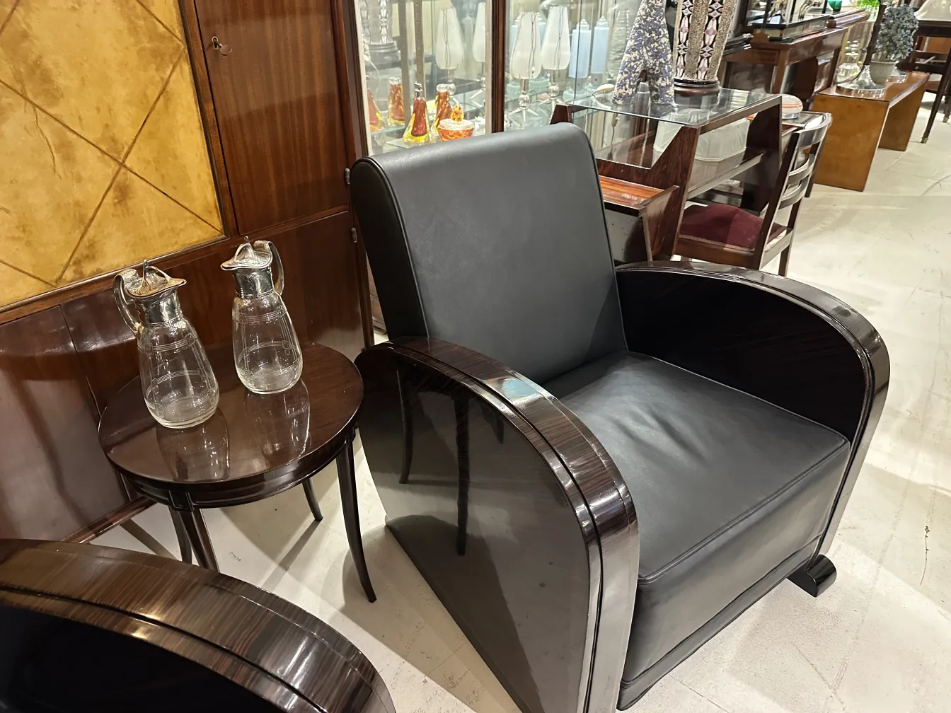 Zwei antike WMF Krüge mit dekorativen Details und einem eleganten Design in einer klassischen Umgebung.