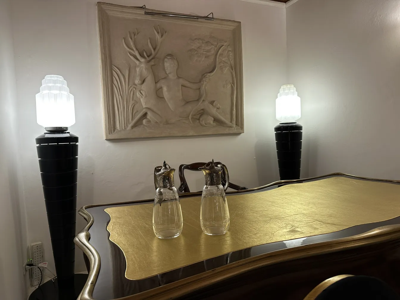 Dos jarras antiguas WMF con detalles decorativos y un diseño elegante en un ambiente clásico.