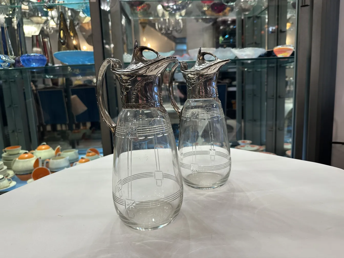 Due brocche antiche WMF con dettagli decorativi e un design elegante in un ambiente classico.