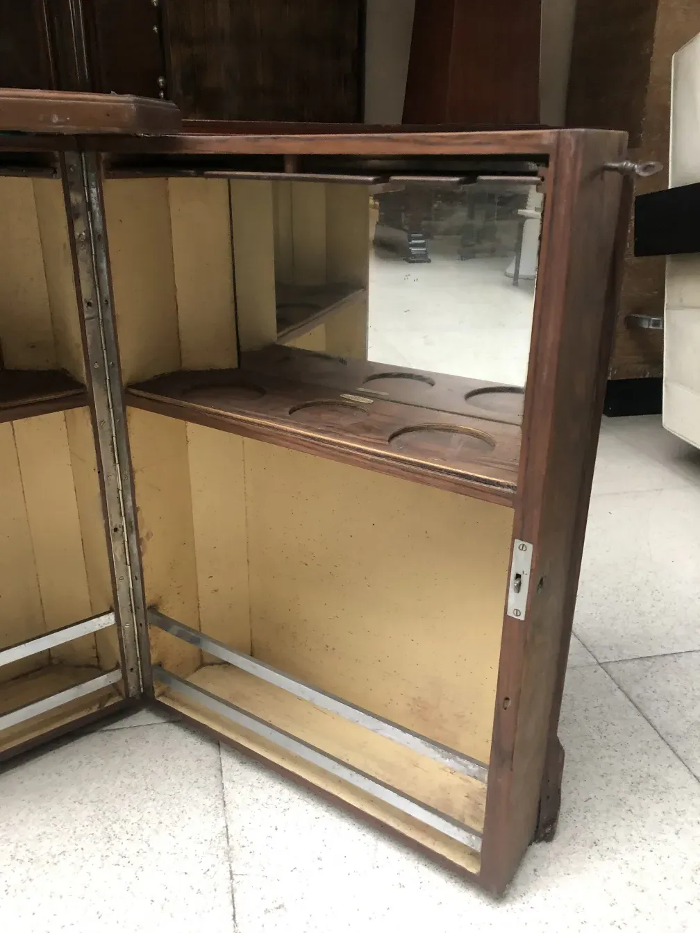 Meuble à cocktail antique avec miroir et design élégant, dans un cadre accessible.