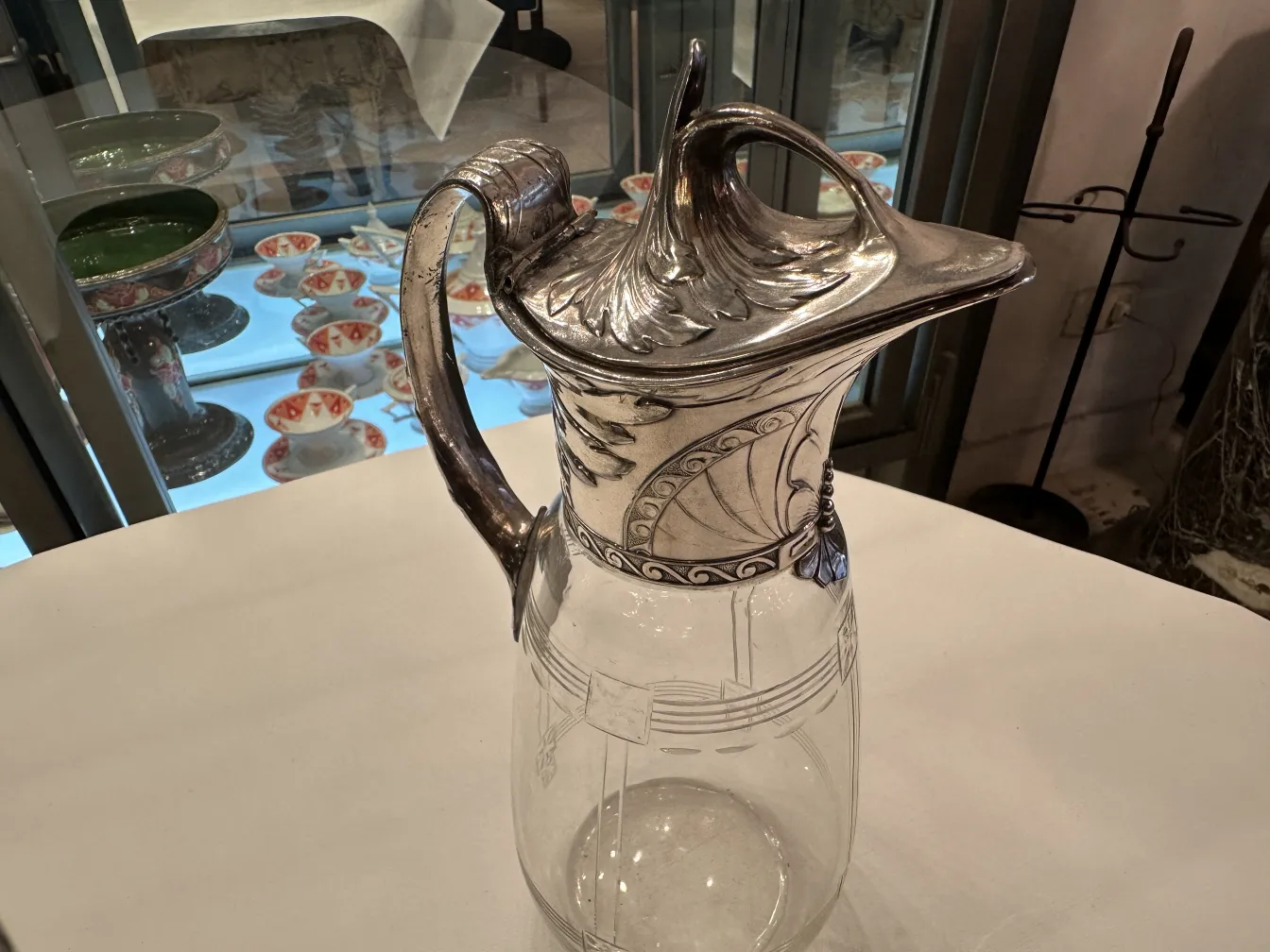 Deux pichets anciens WMF avec des détails décoratifs et un design élégant dans un cadre classique.