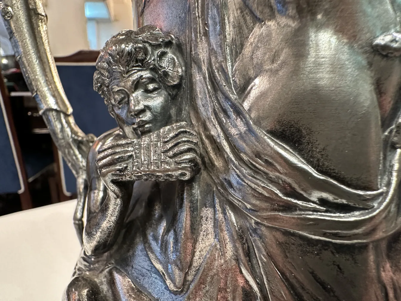 cioccolatiera antica con figure decorative