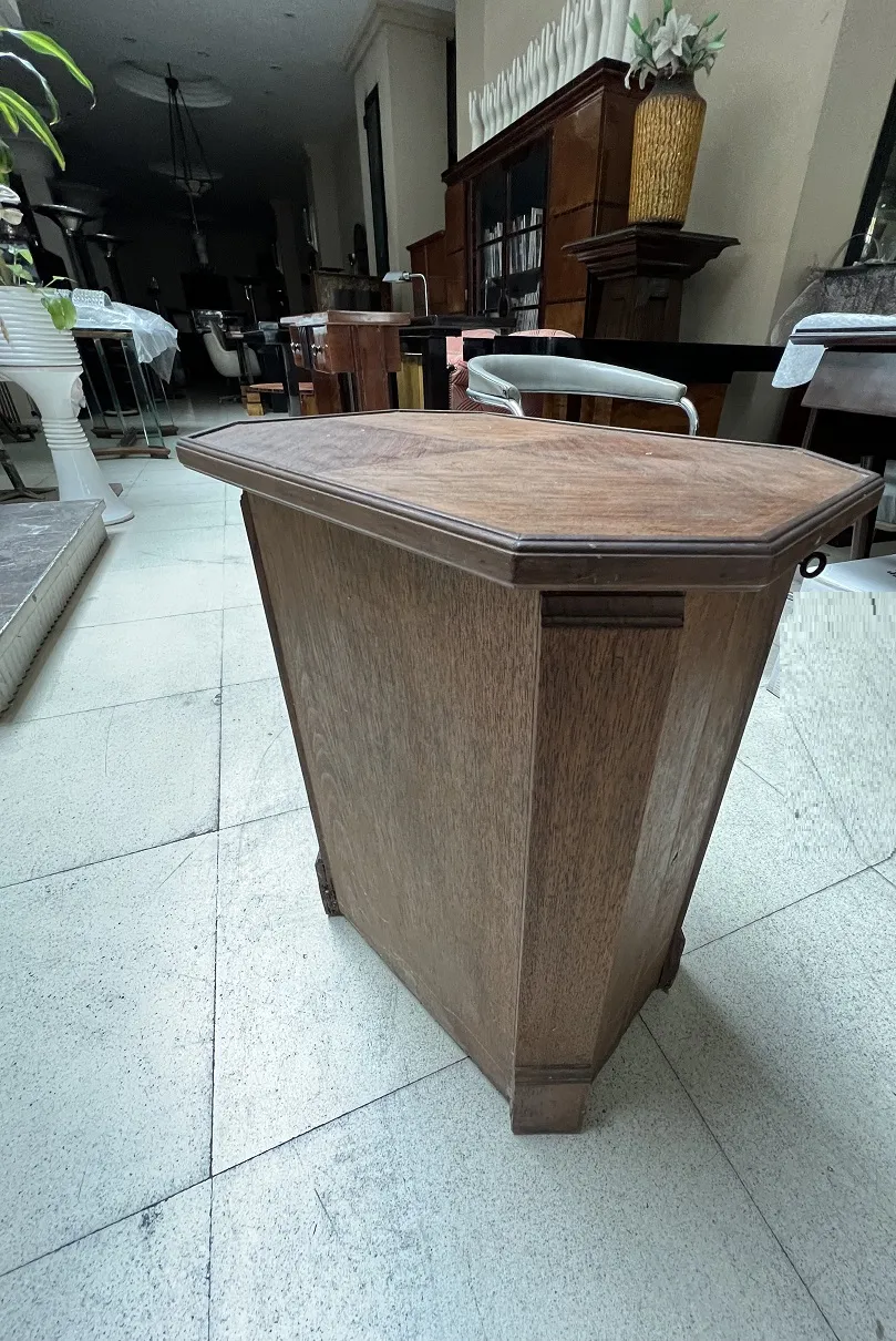 Mueble bar antiguo de madera en un ambiente elegante.