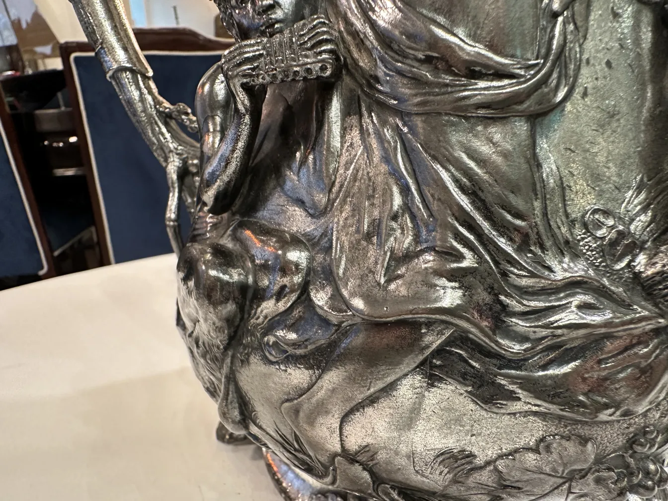 chocolatera antigua con figuras y detalles decorativos