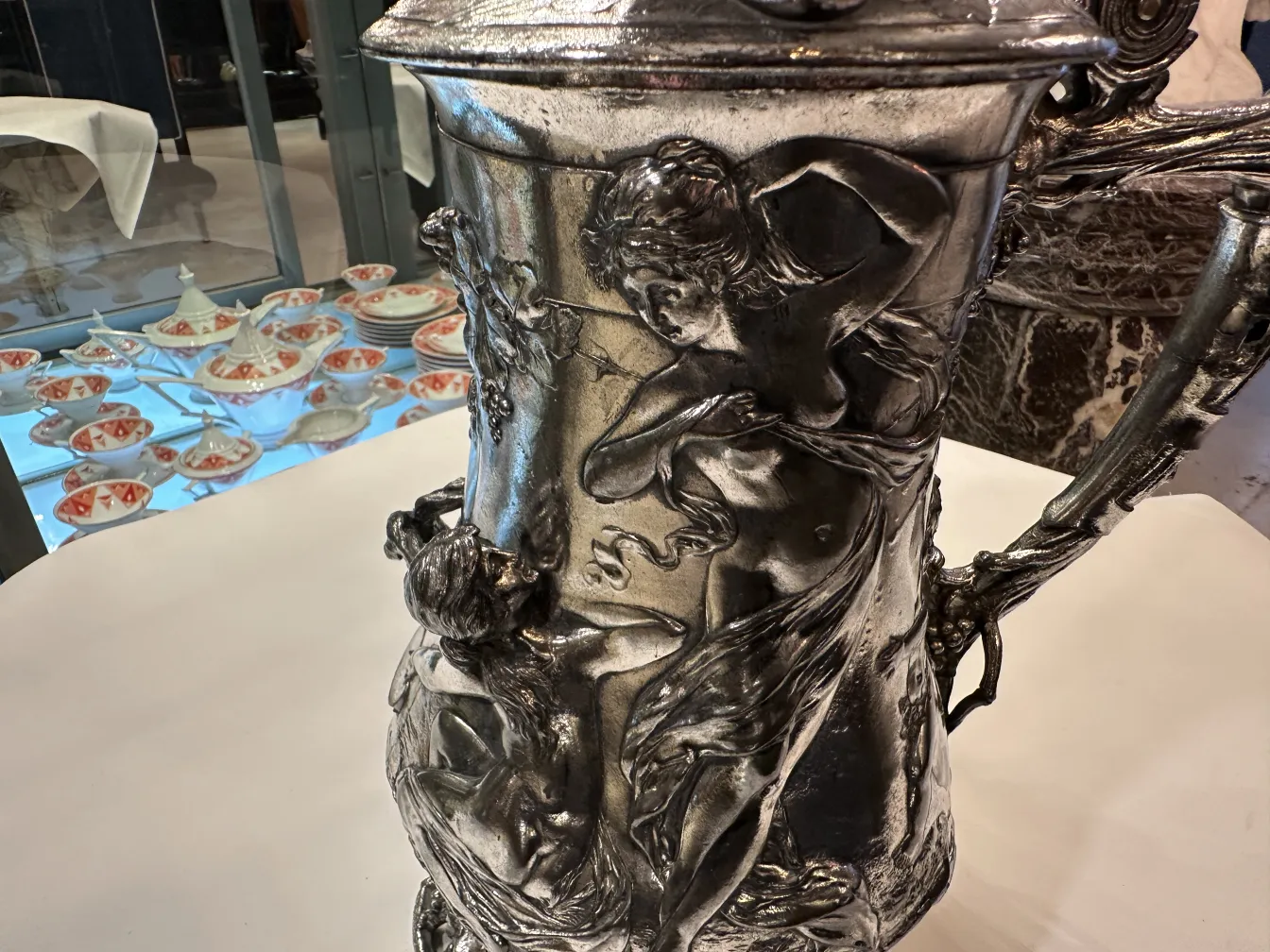 chocolatière antique avec figures décoratives